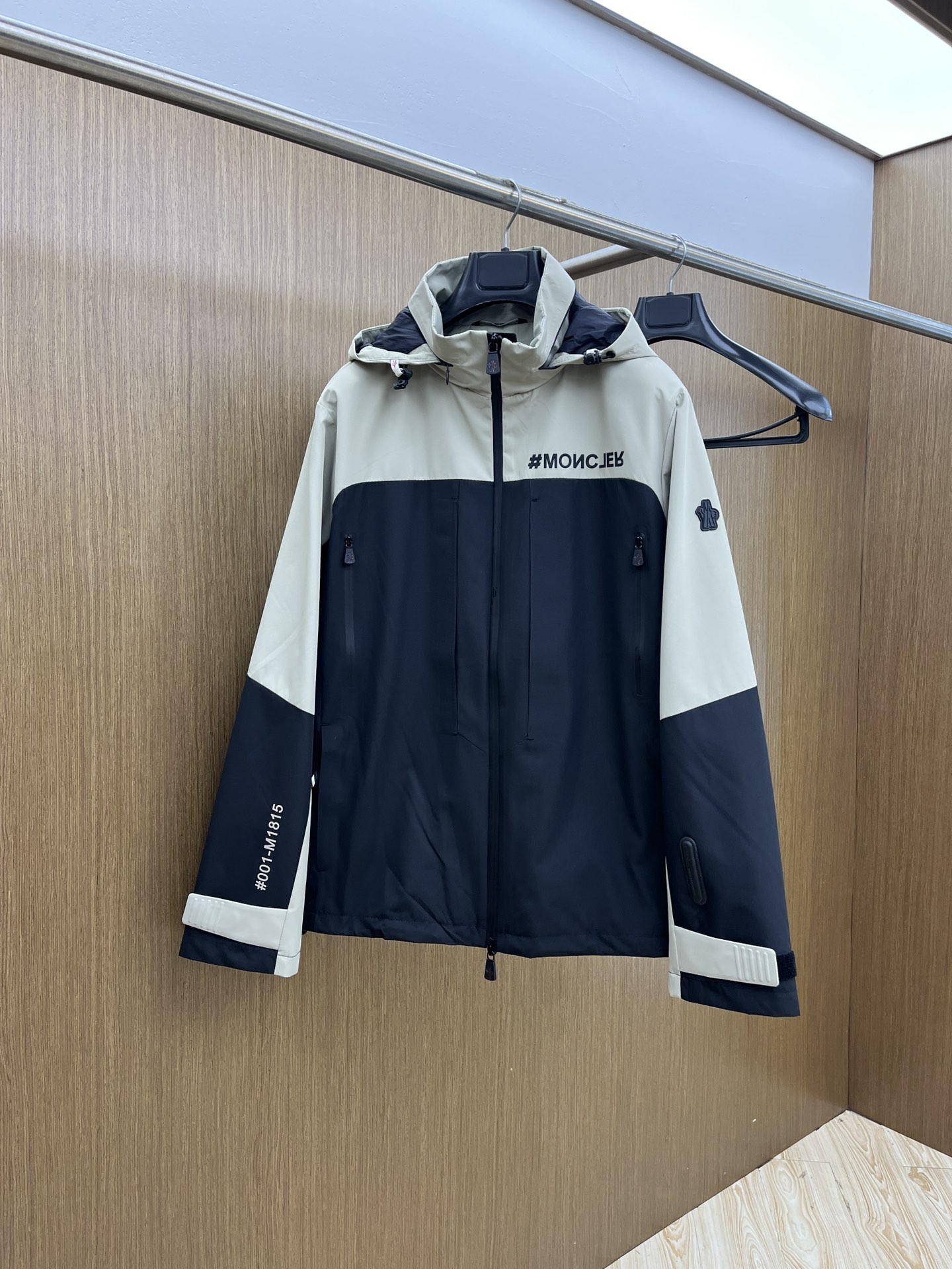 秋冬 Mon 🔥秋冬新品#蒙口休闲连帽夹克外套 面料采用客供定制面料 面料细腻柔软上身舒适 原版五金定制