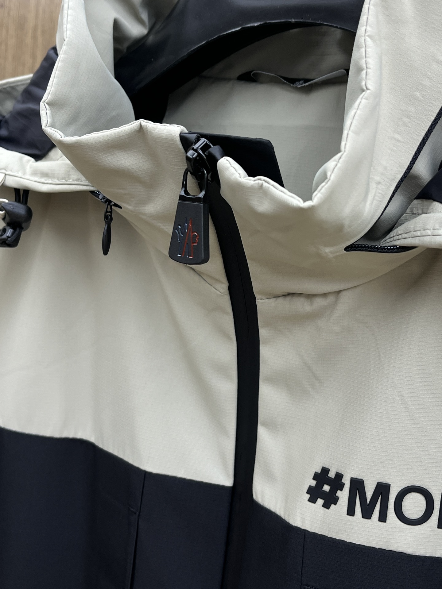 秋冬 Mon 🔥秋冬新品#蒙口休闲连帽夹克外套 面料采用客供定制面料 面料细腻柔软上身舒适 原版五金定制