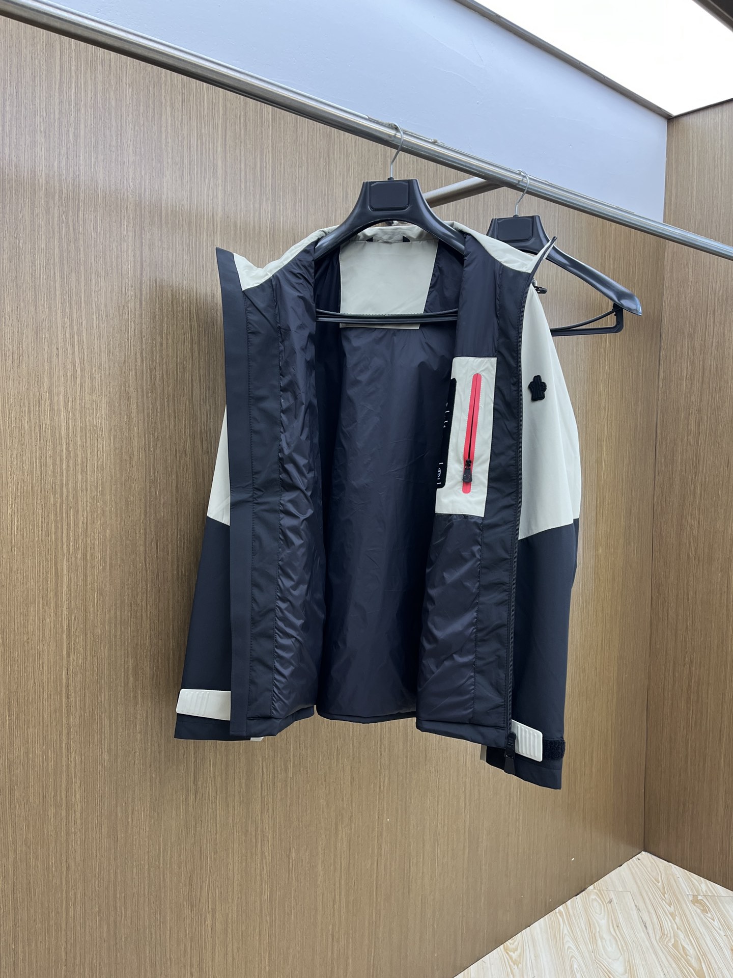 秋冬 Mon 🔥秋冬新品#蒙口休闲连帽夹克外套 面料采用客供定制面料 面料细腻柔软上身舒适 原版五金定制