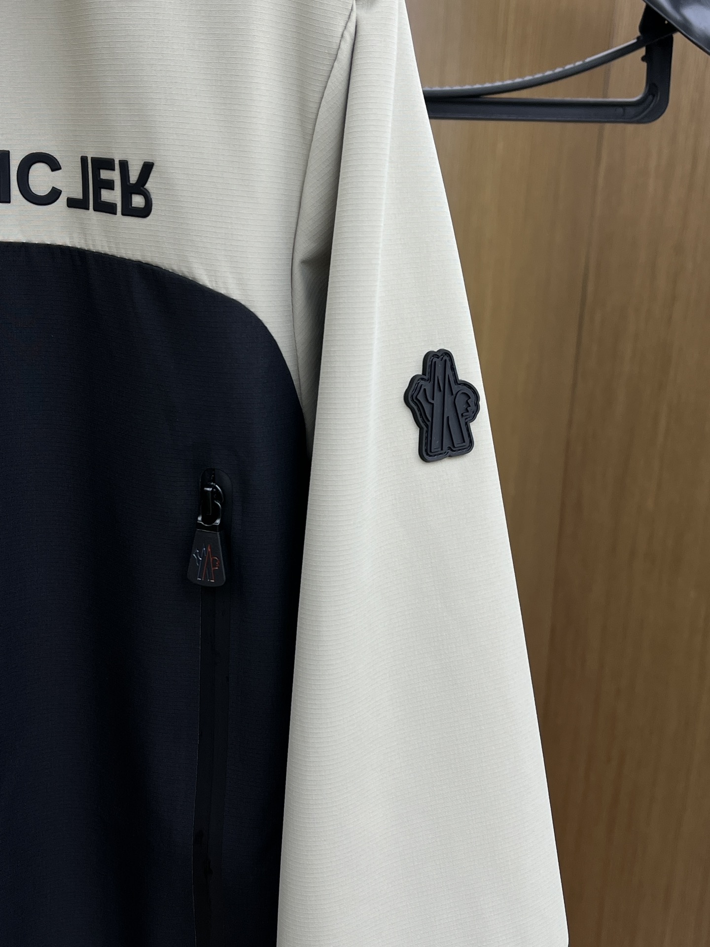 秋冬 Mon 🔥秋冬新品#蒙口休闲连帽夹克外套 面料采用客供定制面料 面料细腻柔软上身舒适 原版五金定制