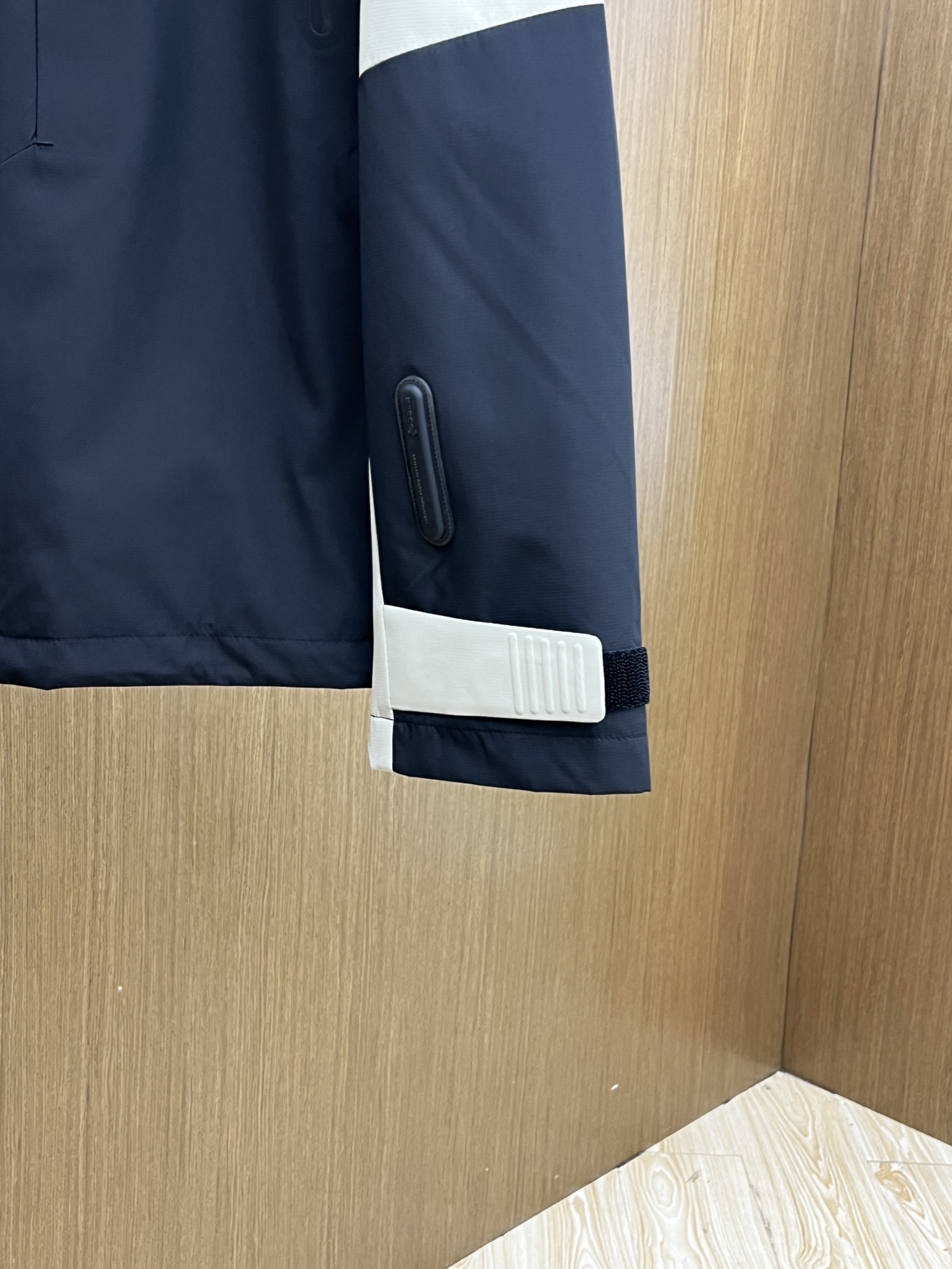 秋冬 Mon 🔥秋冬新品#蒙口休闲连帽夹克外套 面料采用客供定制面料 面料细腻柔软上身舒适 原版五金定制