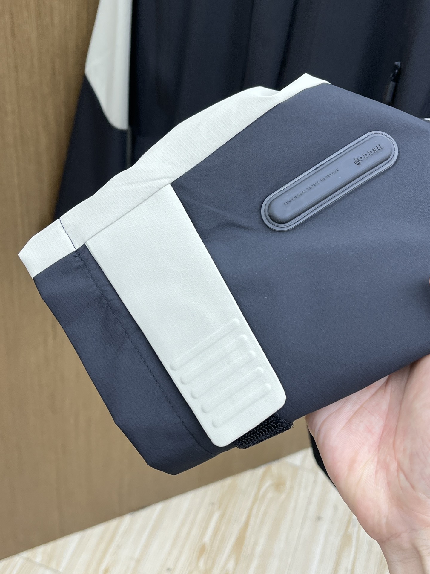 秋冬 Mon 🔥秋冬新品#蒙口休闲连帽夹克外套 面料采用客供定制面料 面料细腻柔软上身舒适 原版五金定制