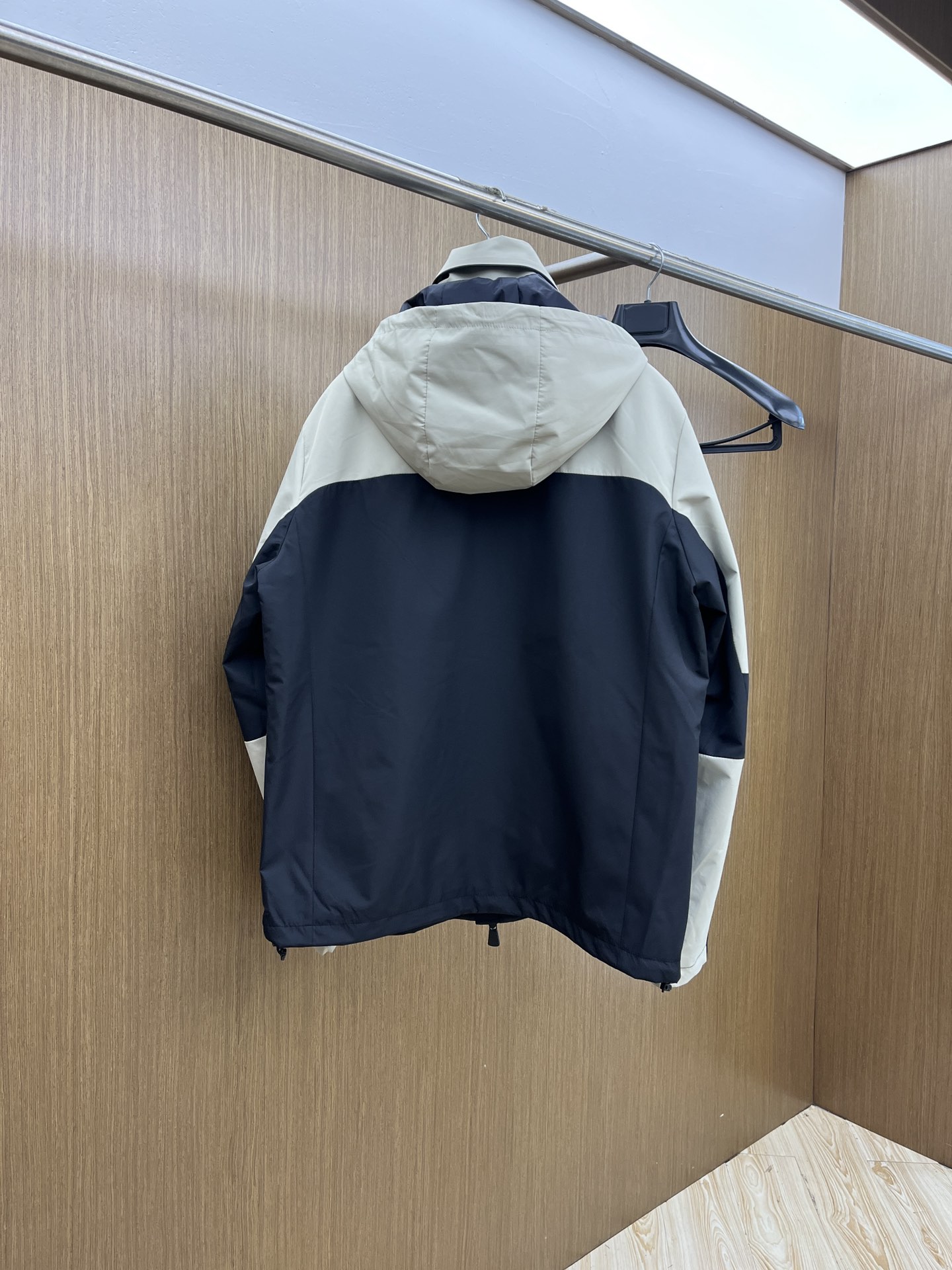 秋冬 Mon 🔥秋冬新品#蒙口休闲连帽夹克外套 面料采用客供定制面料 面料细腻柔软上身舒适 原版五金定制