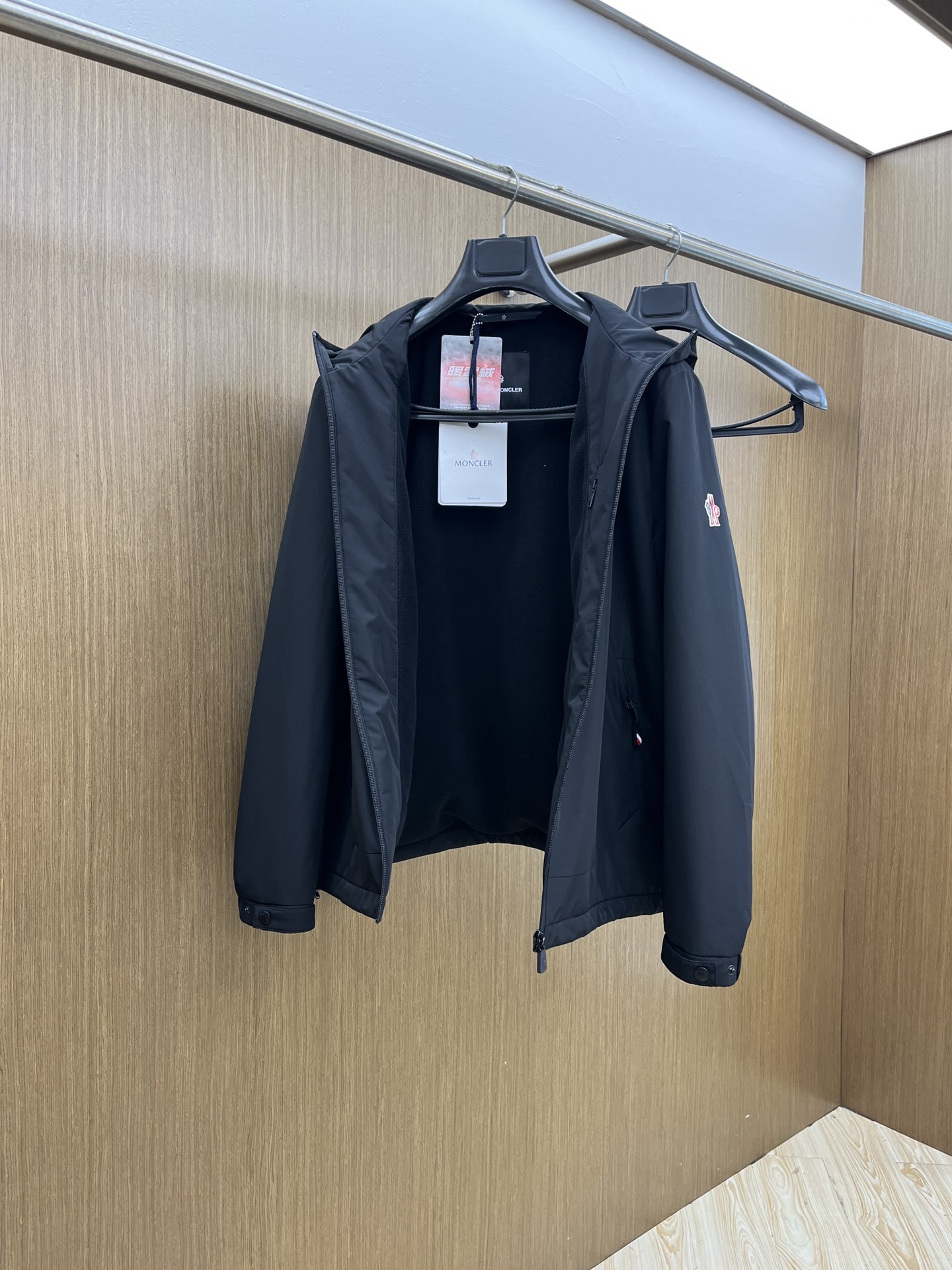 调价 秋冬 Mon 🔥秋冬新品#蒙口休闲连帽夹克外套 面料采用客供定制面料 面料细腻柔软上身舒适 原版五