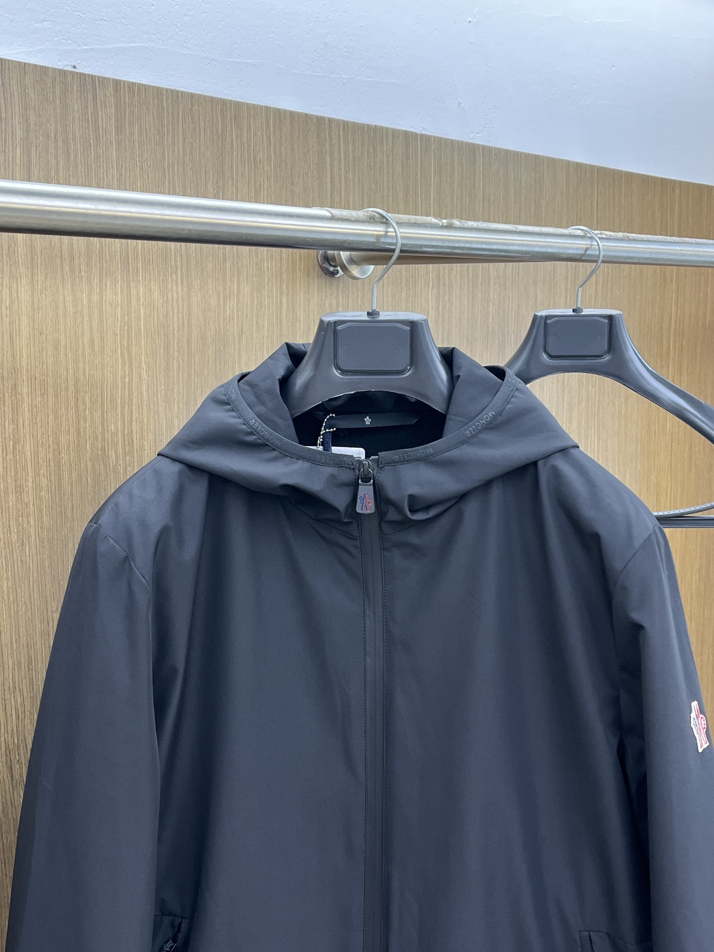 调价 秋冬 Mon 🔥秋冬新品#蒙口休闲连帽夹克外套 面料采用客供定制面料 面料细腻柔软上身舒适 原版五