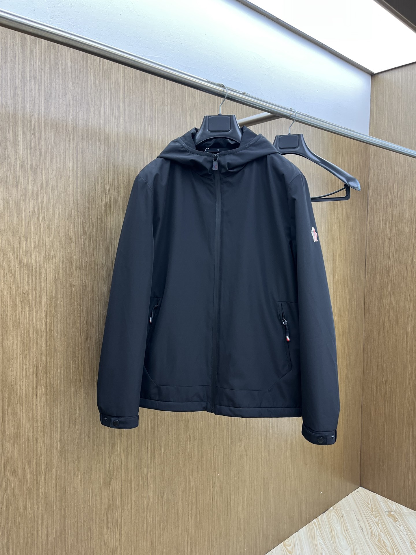 NO:572104,Autumn and winter Mon New products in autumn and winter # Mengkou Casual Hooded Jacket The fabric is made of custom-made fabrics. The fabric is fine, soft and comfortable for the upper body. The original hardware is customized. fjj chest design with small rubber label logo embellishment, simple yet fashionable. High-end quality. Specially recommended for casual outdoor. Size 48-56, Moncler, jackets & coats, jackets & coats, hats, alexander wang19860909秋冬 Mon 秋冬新品#蒙口休闲连帽夹克外套 面料采用客供定制面料 面料细腻柔软上身舒适 原版五金定制 fjj胸前设计胶标Logo小点缀,简约中又不失时尚 高端品质 休闲户外特别推荐 码数48-56,,Moncler,jackets & coats,jackets & coats,hats,alexander wang,Men's clothing