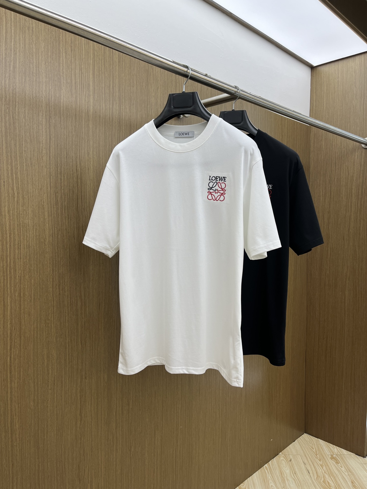 NO:511642,Loe exclusive first release, the latest product in early spring 2025, available at the counter at the same time, original singles, fashionable and casual round neck short-sleeved T-shirt, comfortable on the upper body!  Eye-catching and highlighted, using imported original fabric, top-grade printed embroidery craft letter pattern logo, simple but not lacking in fashion, top body fashionable and handsome fdl code S-XXL, loewe, T-shirt, tees, t-shirt, alexander wang19860909Loe 独家首发 2025早春最新品,专柜同步有售,原单狠货,时尚休闲圆领短袖T恤,上身舒适！吸睛而有亮点,采用进口原版面料,顶级印花刺绣工艺字母图案logo,简单而不失时尚,上身时尚帅气 fdl码数S-XXL,,loewe,T-shirt,tees，t-shirt,alexander wang,Men's clothing