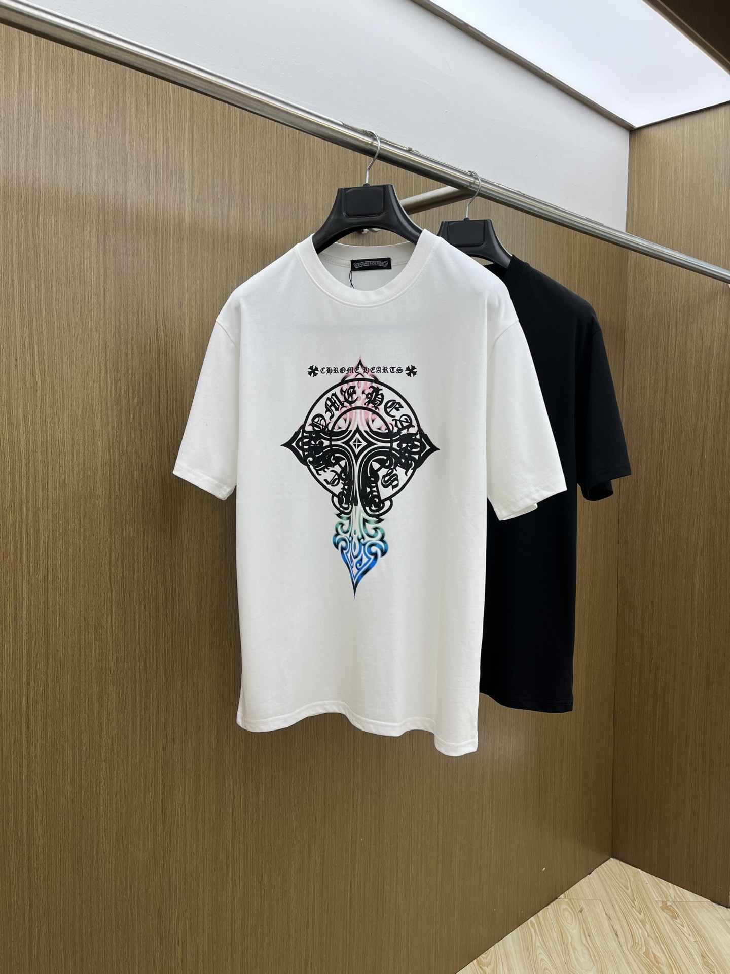 NO:511647,CH exclusive first release, the latest product in early spring 2025, available at the counter at the same time, original singles, fashionable and casual round neck short-sleeved T-shirt, comfortable on the upper body!  Eye-catching and highlighted, using imported original fabric, top-grade printed embroidery craft letter pattern logo, simple but not lacking in fashion, fashionable and handsome upper body FDL code S-XXL, T-shirt,tees, t-shirt,alexander wang19860909CH独家首发 2025早春最新品,专柜同步有售,原单狠货,时尚休闲圆领短袖T恤,上身舒适！吸睛而有亮点,采用进口原版面料,顶级印花刺绣工艺字母图案logo,简单而不失时尚,上身时尚帅气 fdl码数S-XXL,,T-shirt,tees，t-shirt,alexander wang,Men's clothing