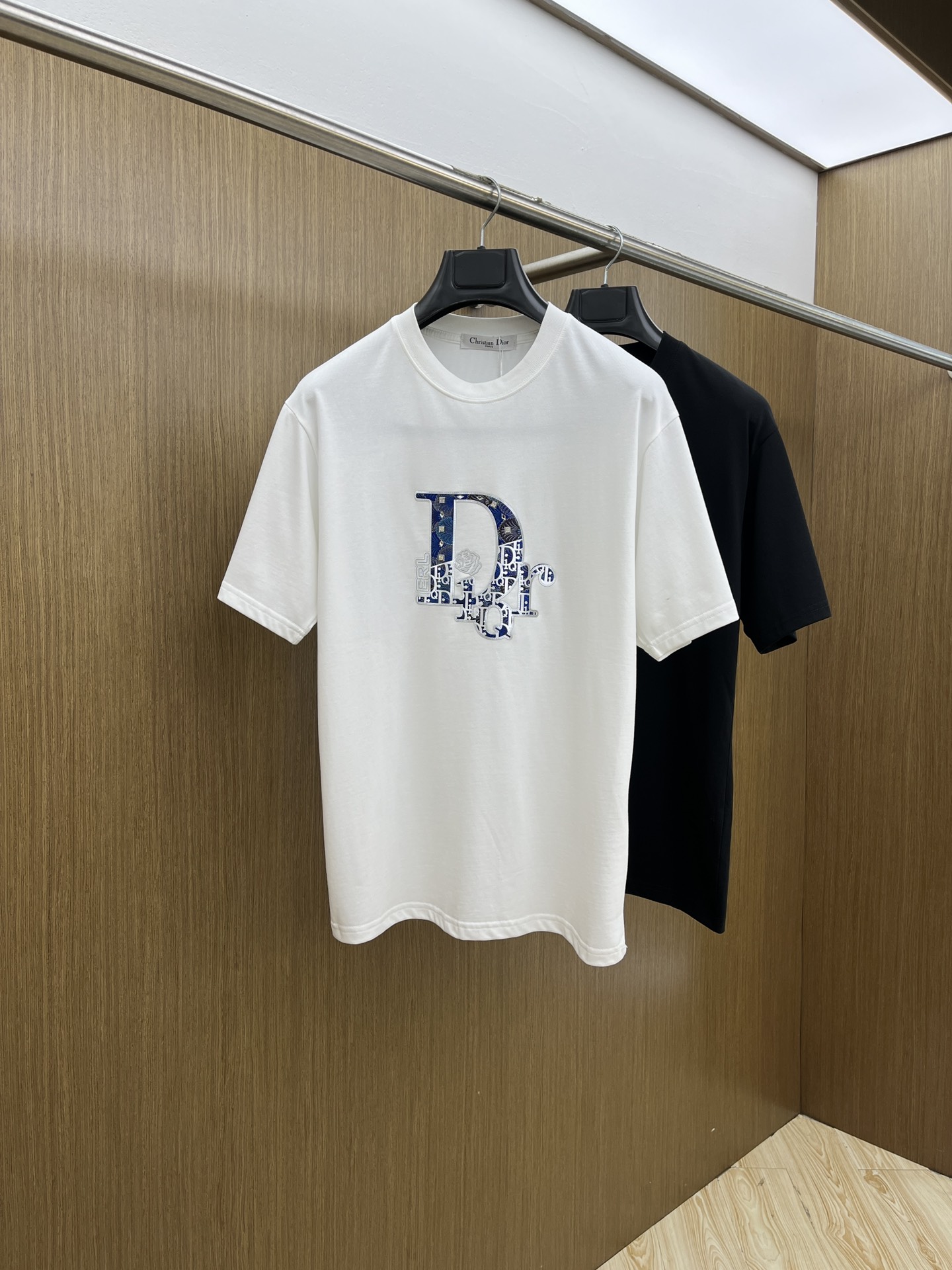 NO:511651,CD exclusive first release, the latest product in early spring 2025, available at the counter at the same time, original singles, fashionable and casual round neck short-sleeved T-shirt, comfortable on the upper body!  Eye-catching and highlighted, using imported original fabric, top-grade printed embroidery craft letter pattern logo, simple but not lacking in fashion, fashionable and handsome upper body FDL code S-XXL, T-shirt,tees, t-shirt,alexander wang19860909CD 独家首发 2025早春最新品,专柜同步有售,原单狠货,时尚休闲圆领短袖T恤,上身舒适！吸睛而有亮点,采用进口原版面料,顶级印花刺绣工艺字母图案logo,简单而不失时尚,上身时尚帅气 fdl码数S-XXL,,T-shirt,tees，t-shirt,alexander wang,Men's clothing