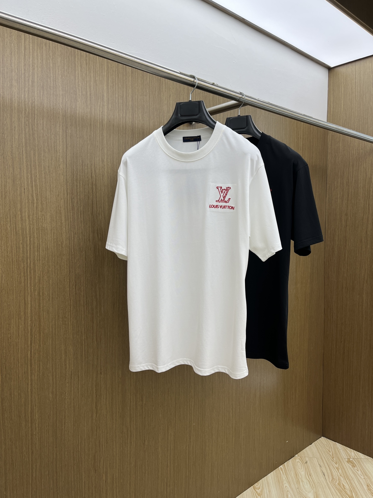 NO:511654,LV exclusive first release, the latest product in early spring 2025, available at the counter at the same time, original singles, fashionable and casual round neck short-sleeved T-shirt, comfortable on the upper body!  Eye-catching and highlighted, using imported original fabric, top-grade printed embroidery craft letter pattern logo, simple but not losing fashion, top body fashionable and handsome fdl code S-XXL,, louis vuitton, T-shirt,tees, t-shirt,alexander wang19860909LV 独家首发 2025早春最新品,专柜同步有售,原单狠货,时尚休闲圆领短袖T恤,上身舒适！吸睛而有亮点,采用进口原版面料,顶级印花刺绣工艺字母图案logo,简单而不失时尚,上身时尚帅气 fdl码数S-XXL,,louis vuitton,T-shirt,tees，t-shirt,alexander wang,Men's clothing