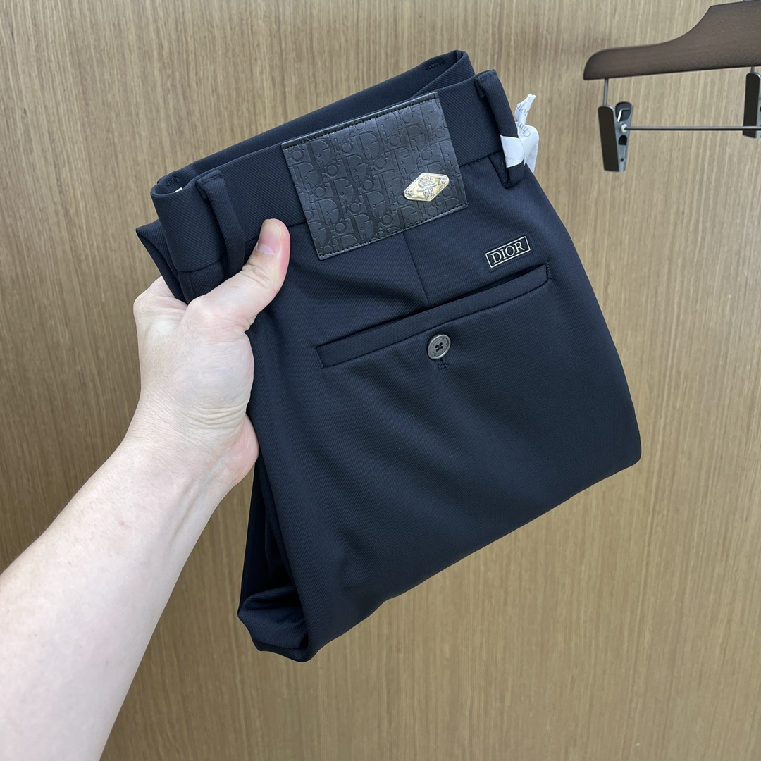 NO:521340,Autumn and Winter CD 1955ss Autumn and Winter new products, available simultaneously on the official website, men's high-end business casual trousers, high-end imported fabric, with elasticity, silicone letter pressing on the back, five combinations, namely classic and fashionable, combined tailor, unrestrained upper body effect, comfortable and breathable fax number 30-3837,,alexander wang19860909秋冬 CD 1955ss秋冬新品,官网同步有售,男士高端商务休闲西裤,高端进口面料,带弹力,后面采用硅胶字母压胶,五搭配,即经典又时尚,合体裁缝,上身效果无约束感 ,舒适透气fax 码数30-3837,,alexander wang,Men's clothing