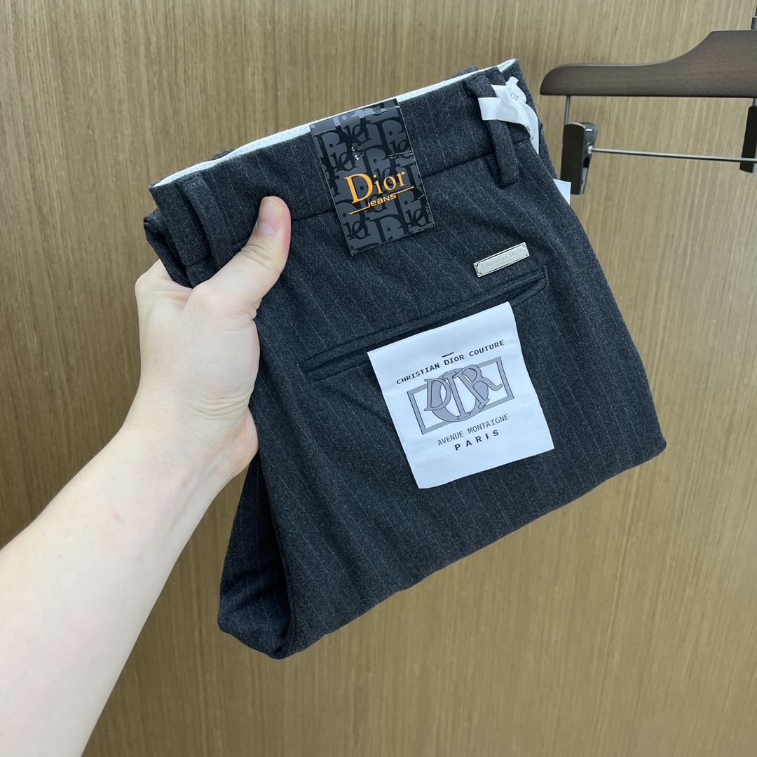 NO:521343,Autumn and Winter CD 1955ss Autumn and Winter new products, available simultaneously on the official website, men's high-end business casual trousers, high-end imported fabric, with elasticity, silicone letter pressing on the back, five combinations, namely classic and fashionable, combined tailor, unrestrained upper body effect, comfortable and breathable fax number 30-3837,,alexander wang19860909秋冬 CD 1955ss秋冬新品,官网同步有售,男士高端商务休闲西裤,高端进口面料,带弹力,后面采用硅胶字母压胶,五搭配,即经典又时尚,合体裁缝,上身效果无约束感 ,舒适透气fax 码数30-3837,,alexander wang,Men's clothing