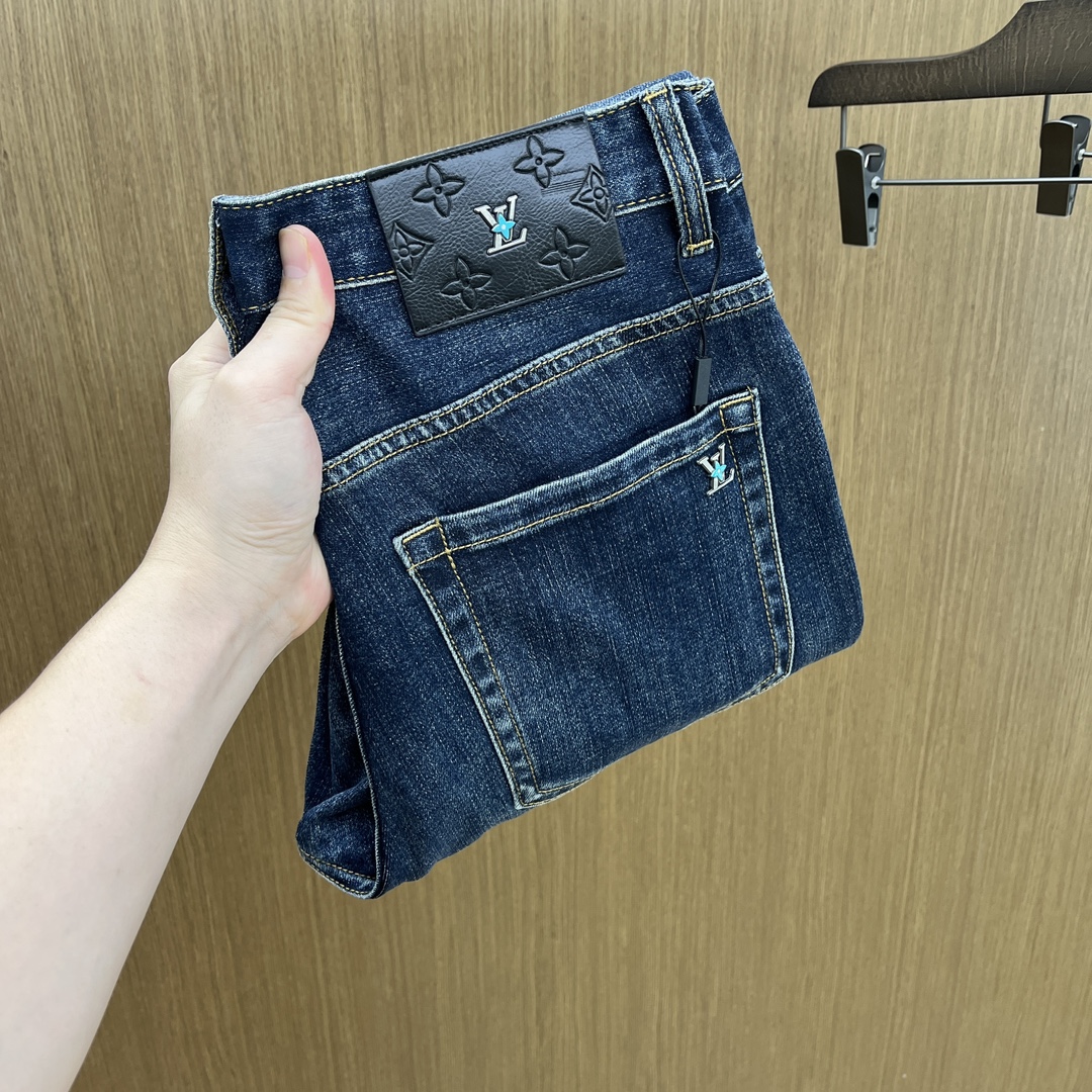 NO:512629,Autumn and Winter Lv ss autumn and winter new style, men's small straight-leg original single jeans The early autumn new style is super soft, elastic fabric, complex handicraft superposition, any washing step lasts for a few seconds and will become completely different color effects, so it is more precious, especially long-lasting and taste-resistant... Choose the best tannin elastic texture, genuine leather leather cards, high-quality metal accessories... to create a unique and original jeans style!  Original hardware accessories, super positive style, comfortable and breathable, extremely high grade, XD counter quality, full of handsome upper body. Number of 29-38 without 35 37,,louis vuitton,jeans,alexander wang19860909秋冬 Lv ss秋冬新款 男士小直筒原单 牛仔裤 早秋新款超柔软,弹力面料,复杂的手工艺叠加,任何一个洗水环节多停留几秒都会变成完全不一样的颜色效果,所以越加珍贵,特别持久、耐味…… 选用上乘的丹宁弹力质感,真皮皮牌、高定的金属辅料……打造出独特及原创的牛仔裤款型！原版五金辅料,版型超正,舒适透气,档次极高,XD专柜品质,上身帅气十足. 码数29-38无35 37,,louis vuitton,jeans,alexander wang,Men's clothing