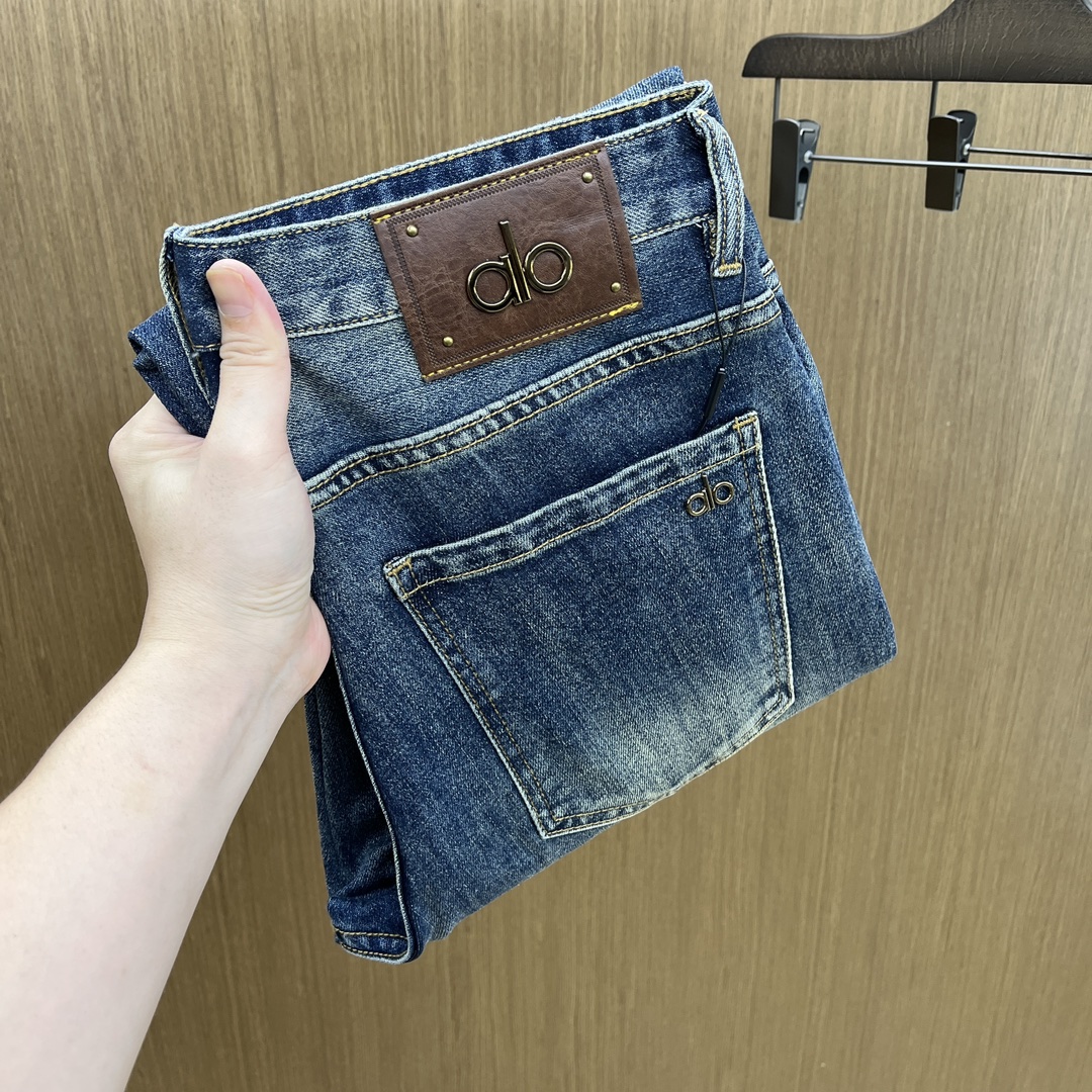 NO:512635,Autumn and Winter ALO ss autumn and winter new style, men's small straight-leg original single jeans The early autumn new style is super soft, elastic fabric, complex handicraft superposition, any washing step lasts for a few seconds and will become completely different color effects, so it is more precious, especially long-lasting and taste-resistant... Choose the best tannin elastic texture, genuine leather leather cards, high-quality metal accessories... to create a unique and original jeans style!  Original hardware and accessories, super positive style, comfortable and breathable, extremely high grade, XD counter quality, full of handsome upper body. Number of 29-38 without 35 37,,jeans,alexander wang19860909秋冬 ALO ss秋冬新款 男士小直筒原单 牛仔裤 早秋新款超柔软,弹力面料,复杂的手工艺叠加,任何一个洗水环节多停留几秒都会变成完全不一样的颜色效果,所以越加珍贵,特别持久、耐味…… 选用上乘的丹宁弹力质感,真皮皮牌、高定的金属辅料……打造出独特及原创的牛仔裤款型！原版五金辅料,版型超正,舒适透气,档次极高,XD专柜品质,上身帅气十足. 码数29-38无35 37,,jeans,alexander wang,Men's clothing