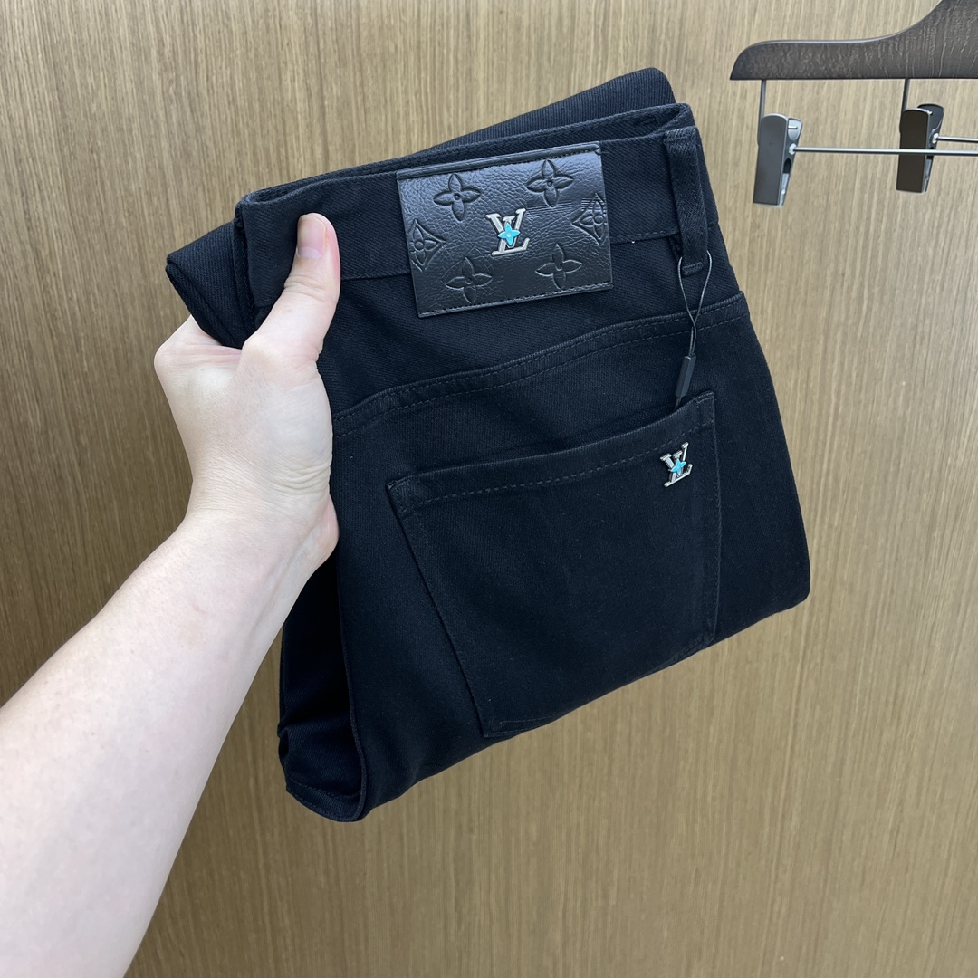 NO:512618,Autumn and Winter Lv ss autumn and winter new style, men's small straight-leg original single jeans The early autumn new style is super soft, elastic fabric, complex handicraft superposition, any washing step lasts for a few seconds and will become completely different color effects, so it is more precious, especially long-lasting and taste-resistant... Choose the best tannin elastic texture, genuine leather leather cards, high-quality metal accessories... to create a unique and original jeans style!  Original hardware accessories, super positive style, comfortable and breathable, extremely high grade, XD counter quality, full of handsome upper body. Number of 29-38 without 35 37,,louis vuitton,jeans,alexander wang19860909秋冬 Lv ss秋冬新款 男士小直筒原单 牛仔裤 早秋新款超柔软,弹力面料,复杂的手工艺叠加,任何一个洗水环节多停留几秒都会变成完全不一样的颜色效果,所以越加珍贵,特别持久、耐味…… 选用上乘的丹宁弹力质感,真皮皮牌、高定的金属辅料……打造出独特及原创的牛仔裤款型！原版五金辅料,版型超正,舒适透气,档次极高,XD专柜品质,上身帅气十足. 码数29-38无35 37,,louis vuitton,jeans,alexander wang,Men's clothing