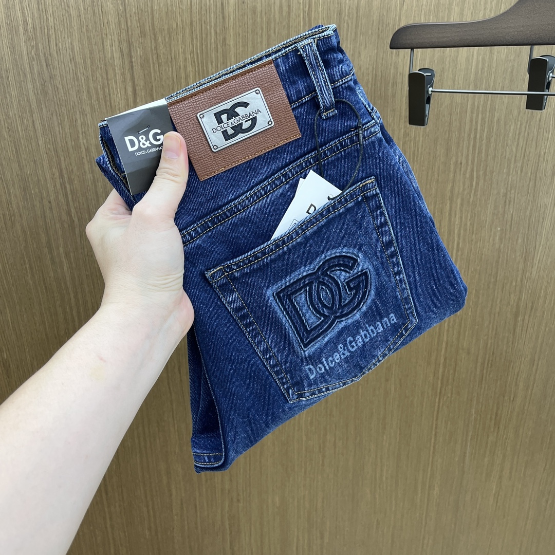 NO:512624,Autumn and winter DG high-end customization, 25SS autumn and winter latest jeans are released simultaneously on the counter. Imported color fixing fabrics. Original custom reproduction. Customer-supplied hardware and auxiliary materials. Original quality. Heavy industry washing. Fine workmanship and excellent upper body!  Preferred single product produced by fax, number 29-38 without 35.37, jeans, alexander wang19860909秋冬 DG高端定制、25SS秋冬最新款牛仔裤 柜台同步发售 进口固色面料 原版定制复刻 客供五金辅料 原单品质 重工洗水 做工走线精细 上身绝佳！优选单品 fax出品 码数29-38无35.37,,jeans,alexander wang,Men's clothing