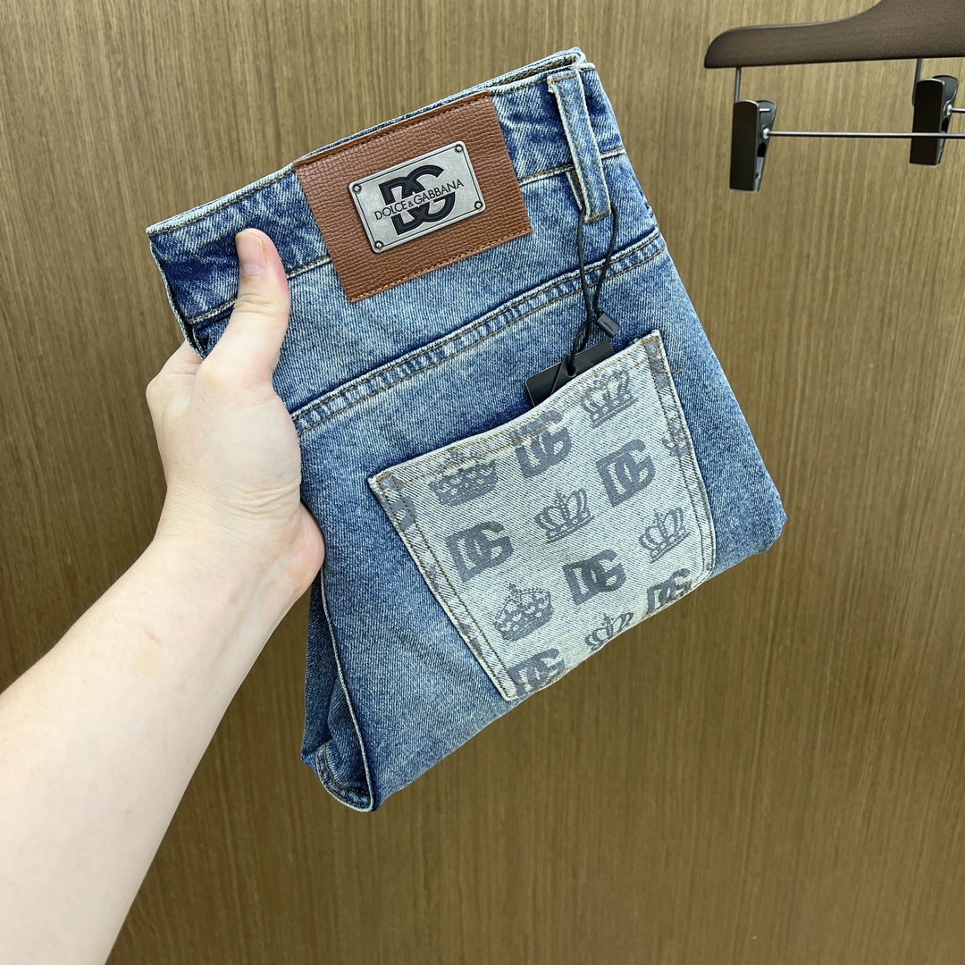 NO:512631,Autumn and Winter DG high-end customization, 25SS autumn and winter latest jeans are available at the counter simultaneously, imported color fixing fabrics, original custom reproduction, customer-supplied hardware and auxiliary materials, original quality, heavy industry washing, fine workmanship and excellent upper body!  Preferred single product produced by fax, number 29-38 without 35.37, jeans, alexander wang19860909秋冬 DG 高端定制、25SS秋冬最新款牛仔裤 柜台同步发售 进口固色面料 原版定制复刻 客供五金辅料 原单品质 重工洗水 做工走线精细 上身绝佳！优选单品 fax出品 码数29-38无35.37,,jeans,alexander wang,Men's clothing