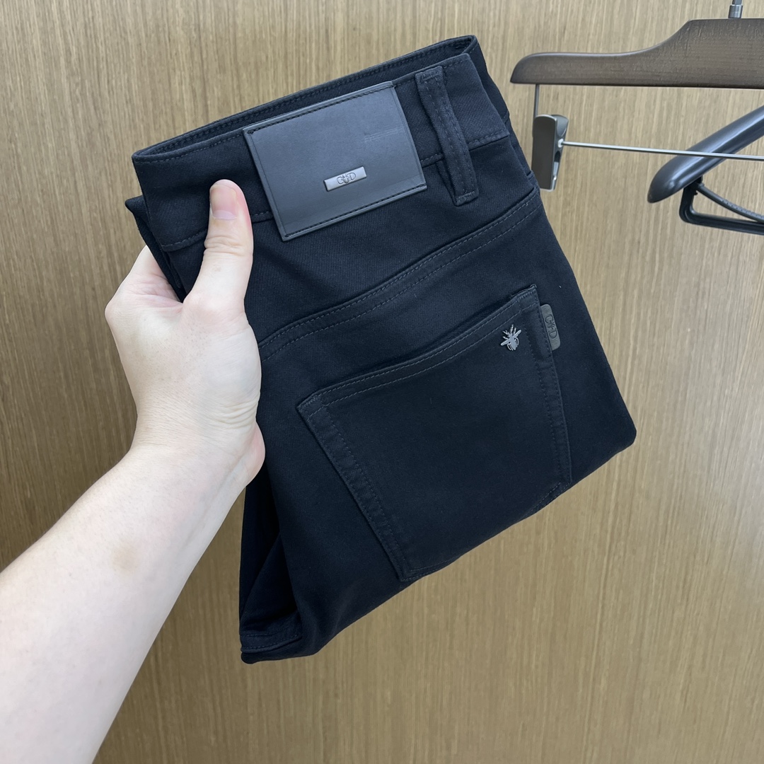 NO:522605,Autumn and winter CD high-end customization, the latest jeans in early autumn 2025 are released simultaneously on the counter. Original customization reproduction. Customer-supplied hardware and accessories. Original quality. Imported fixed-color denim fabric. Heavy industry washing water. FDA fine workmanship and excellent upper body!  Selected single products, complete three standards, original single product, number 29-38, no 35. 37,,jeans,alexander wang19860909秋冬 CD 高端定制、2025早秋最新款牛仔裤 柜台同步发售 原版定制复刻 客供五金辅料 原单品质 进口固色牛仔面料 重工洗水 fda做工走线精细 上身绝佳！优选单品 三标齐全 原单出品 码数29-38无35. 37,,jeans,alexander wang,Men's clothing