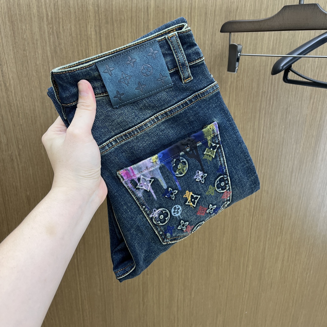 NO:522608,Autumn and winter LV high-end customization, the latest jeans in early autumn 2025 are released simultaneously on the counter. Original custom reproduction. Customer-supplied hardware and accessories. Original quality. Imported fixed-color denim fabric. Heavy industry washing water. FDA fine workmanship and excellent upper body!  Selected single products, complete three standards, original single product, number 29-38, no 35. 37,,louis vuitton,jeans,alexander wang19860909秋冬 LV 高端定制、2025早秋最新款牛仔裤 柜台同步发售 原版定制复刻 客供五金辅料 原单品质 进口固色牛仔面料 重工洗水 fda做工走线精细 上身绝佳！优选单品 三标齐全 原单出品 码数29-38无35. 37,,louis vuitton,jeans,alexander wang,Men's clothing