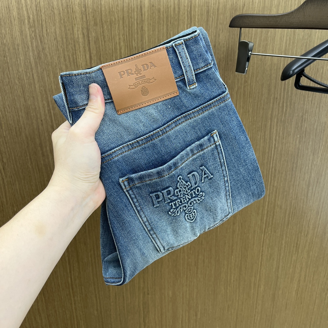 NO:522611,PD high-end customization, the latest jeans in early autumn 2025 are released simultaneously on the counter. Original customization reproduction. Customer-supplied hardware and accessories. Original quality. Imported fixed-color denim fabric. Heavy industry washing water. FDA fine workmanship and excellent upper body!  Selected single products, complete three standards, original single product, number 29-38, no 35. 37,,jeans,alexander wang19860909秋冬 PD 高端定制、2025早秋最新款牛仔裤 柜台同步发售 原版定制复刻 客供五金辅料 原单品质 进口固色牛仔面料 重工洗水 fda做工走线精细 上身绝佳！优选单品 三标齐全 原单出品 码数29-38无35. 37,,jeans,alexander wang,Men's clothing