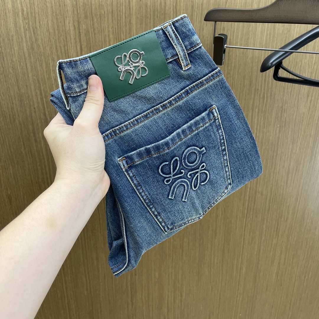 NO:512617,Autumn and winter Loe high-end customization, the latest jeans in early autumn 2025 are released simultaneously on the counter. Original custom reproduction. Customer-supplied hardware and accessories. Original quality. Imported fixed-color denim fabric. Heavy industry washing water. FDA fine workmanship and excellent upper body!  Selected single products, complete three standards, original single product, number 30-38 without 35. 37,,loewe,jeans,alexander wang19860909秋冬 Loe 高端定制、2025早秋最新款牛仔裤 柜台同步发售 原版定制复刻 客供五金辅料 原单品质 进口固色牛仔面料 重工洗水 fda做工走线精细 上身绝佳！优选单品 三标齐全 原单出品 码数30-38无35. 37,,loewe,jeans,alexander wang,Men's clothing