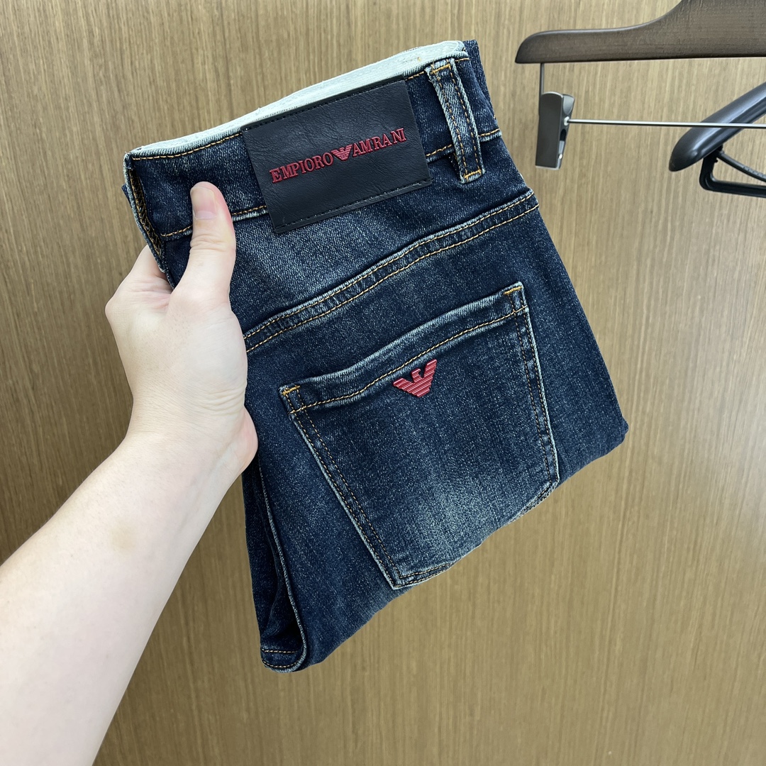 NO:512619,Autumn and winter AJ high-end customization, the latest jeans in early autumn 2025 are released simultaneously on the counter. Original customization reproduction. Customer-supplied hardware and accessories. Original quality. Imported fixed-color denim fabric. Heavy industry washing water. FDA fine workmanship and excellent upper body!  Selected single products, complete three standards, original single product, number 29-38, no 35. 37,,jeans,alexander wang19860909秋冬 AJ高端定制、2025早秋最新款牛仔裤 柜台同步发售 原版定制复刻 客供五金辅料 原单品质 进口固色牛仔面料 重工洗水 fda做工走线精细 上身绝佳！优选单品 三标齐全 原单出品 码数29-38无35. 37,,jeans,alexander wang,Men's clothing