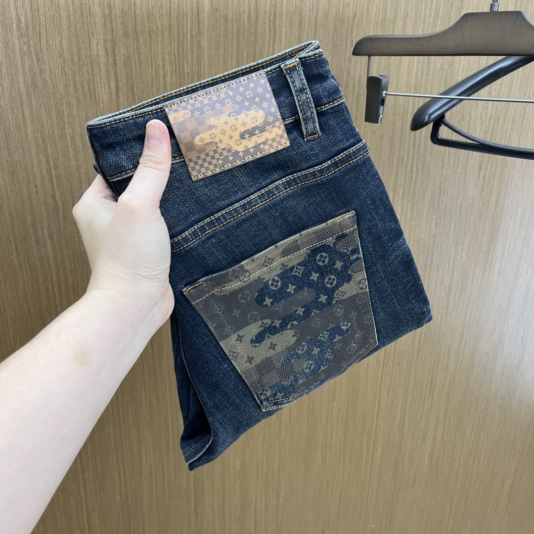 NO:512621,Autumn and winter LV high-end customization, the latest jeans in early autumn 2025 are released simultaneously on the counter. Original custom reproduction. Customer-supplied hardware and accessories. Original quality. Imported fixed-color denim fabric. Heavy industry washing water. FDA fine workmanship and excellent upper body!  Selected single products, complete three standards, original single product, number 29-38, no 35. 37,,louis vuitton,jeans,alexander wang19860909秋冬 LV 高端定制、2025早秋最新款牛仔裤 柜台同步发售 原版定制复刻 客供五金辅料 原单品质 进口固色牛仔面料 重工洗水 fda做工走线精细 上身绝佳！优选单品 三标齐全 原单出品 码数29-38无35. 37,,louis vuitton,jeans,alexander wang,Men's clothing