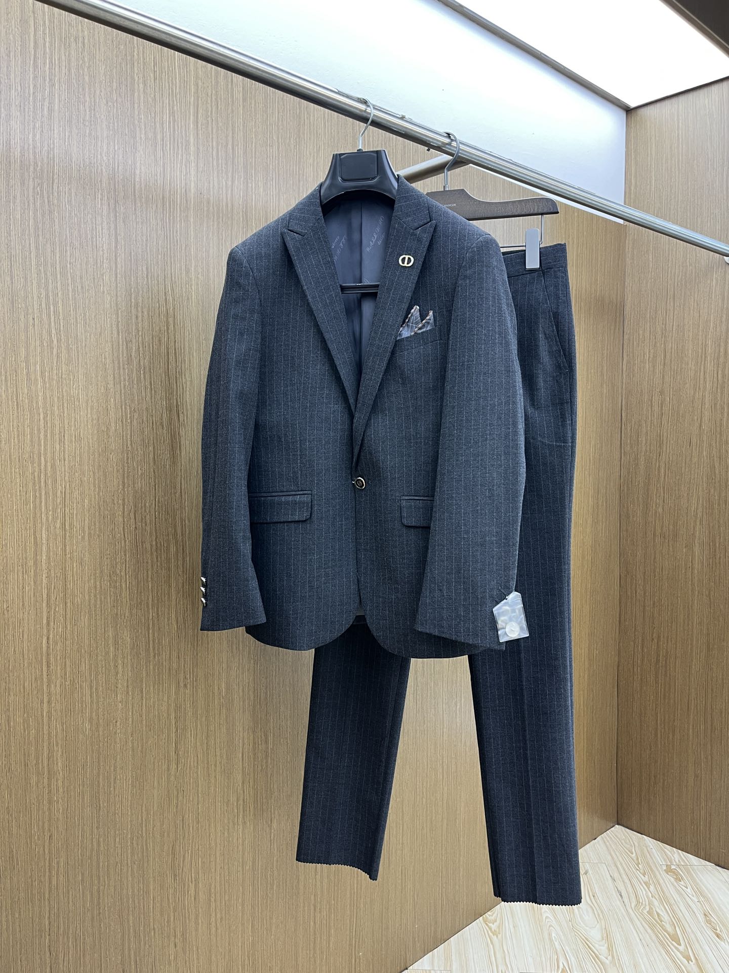 NO:522594,Autumn and Winter/Set CD Casual Business Suit Sets Fashionable and Comfortable Products, allowing you to show your style confidently and appropriately in all occasions. Wool blended fabric, paired with modern element locks, presents the most cutting-edge style and fashionable dressing effect, demonstrating a strong aura and high luxury taste!  The classic rebuttal collar interprets casual and atmospheric style, the FDL custom hardware logo logo, and the high-end fashion details show the elegant character!  The number of codes 46-56 is equivalent to -195 (M-4XL) order to report height and weight, business suit, alexander wang19860909秋冬/套 CD 休闲商务西装套装时尚而舒适的产品,让您在各种场合中都能自信、得体地展现风采.羊毛混纺面料,搭配现代化元素锁扣,呈现最前沿的格调与时尚的穿着效果,彰显强大的气场与高奢品味！经典的翻驳领,诠释休闲大气范,fdl定制五金logo标志,高端时尚细节之处尽显典雅品格！码数46-56相当于-195码（M-4XL）下单报身高体重,,business suit,alexander wang,Men's clothing