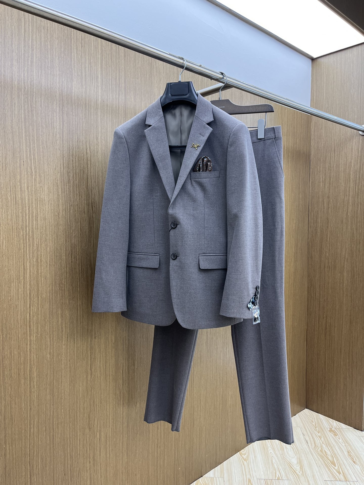 NO:522598,Autumn and Winter/Set Arc Casual Business Suit Set Fashionable and Comfortable Products, allowing you to show your style confidently and appropriately in all occasions. Wool blended fabric, paired with modern element locks, presents the most cutting-edge style and fashionable dressing effect, demonstrating a strong aura and high luxury taste!  The classic rebuttal collar interprets casual and atmospheric style, the FDL custom hardware logo logo, and the high-end fashion details show the elegant character!  The number of codes 46-56 is equivalent to -195 (M-4XL) order to report height and weight, business suit, alexander wang19860909秋冬/套 arc 休闲商务西装套装时尚而舒适的产品,让您在各种场合中都能自信、得体地展现风采.羊毛混纺面料,搭配现代化元素锁扣,呈现最前沿的格调与时尚的穿着效果,彰显强大的气场与高奢品味！经典的翻驳领,诠释休闲大气范,fdl定制五金logo标志,高端时尚细节之处尽显典雅品格！码数46-56相当于-195码（M-4XL）下单报身高体重,,business suit,alexander wang,Men's clothing