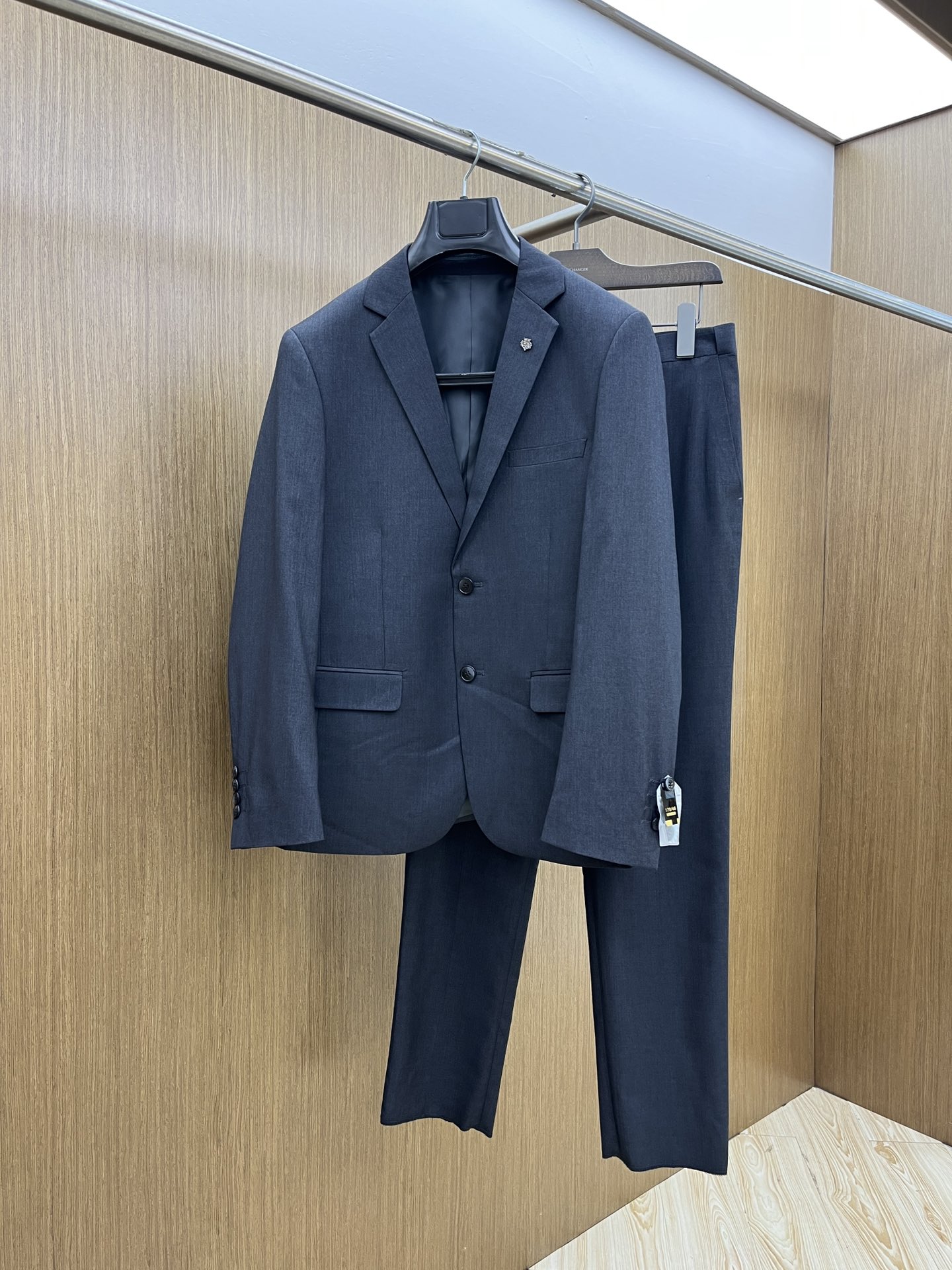 NO:522601,Autumn and Winter/Set LP casual business suits are fashionable and comfortable products, allowing you to show your style confidently and appropriately in all occasions. Wool blended fabric, paired with modern element locks, presents the most cutting-edge style and fashionable dressing effect, demonstrating a strong aura and high luxury taste!  The classic rebuttal collar interprets casual and atmospheric style, the FDL custom hardware logo logo, and the high-end fashion details show the elegant character!  46-56 is equivalent to -195 yards (M-4XL) order to report height and weight, loro piana, business suit, alexander wang19860909秋冬/套 LP 休闲商务西装套装时尚而舒适的产品,让您在各种场合中都能自信、得体地展现风采.羊毛混纺面料,搭配现代化元素锁扣,呈现最前沿的格调与时尚的穿着效果,彰显强大的气场与高奢品味！经典的翻驳领,诠释休闲大气范,fdl定制五金logo标志,高端时尚细节之处尽显典雅品格！码数46-56相当于-195码（M-4XL）下单报身高体重,,loro piana,business suit,alexander wang,Men's clothing