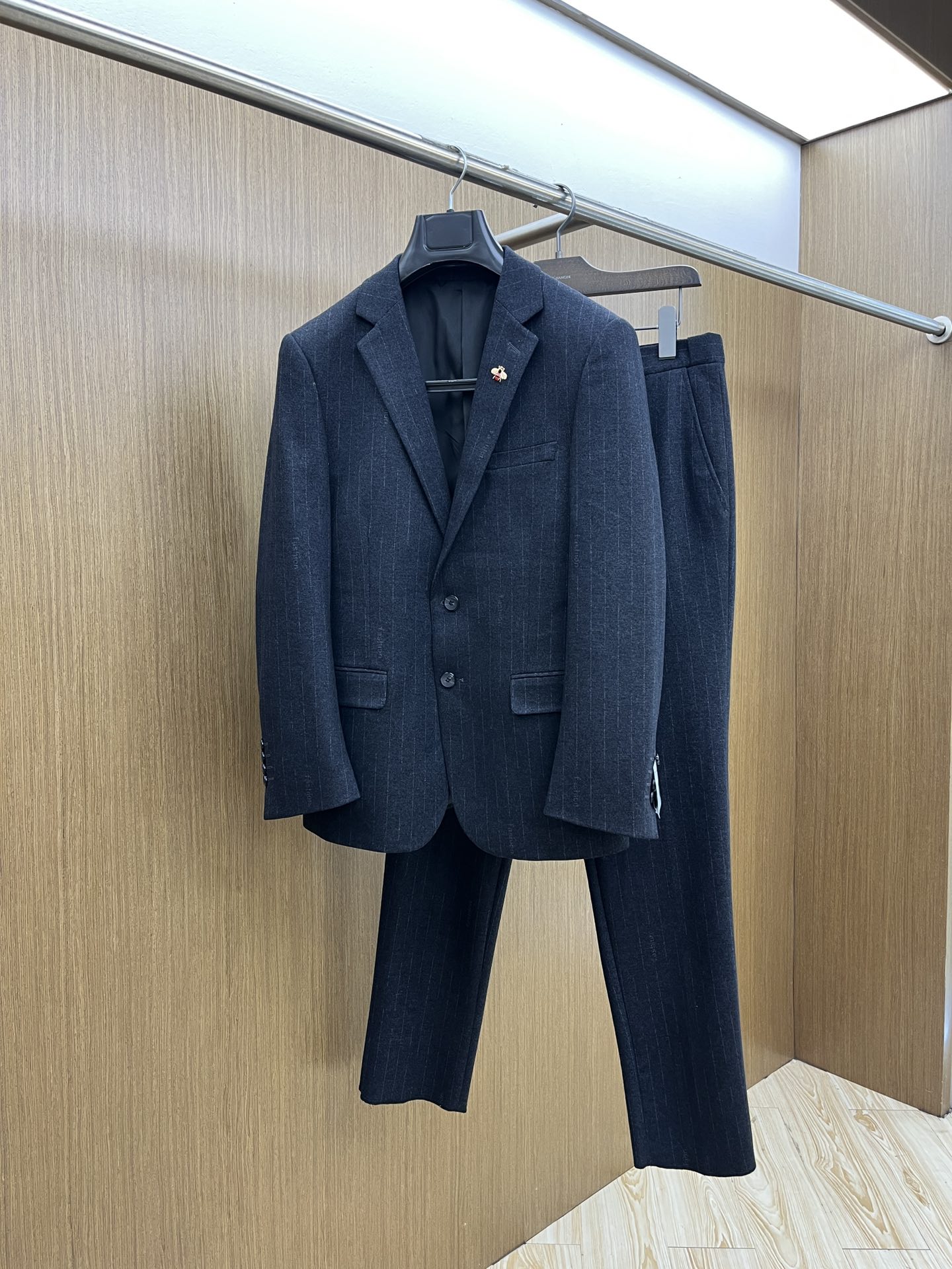 NO:522607,Autumn and Winter/Set Guc Casual Business Suit Set Fashionable and Comfortable Products, allowing you to show your style confidently and appropriately in all occasions. Wool blended fabric, paired with modern element locks, presents the most cutting-edge style and fashionable dressing effect, demonstrating a strong aura and high luxury taste!  The classic rebuttal collar interprets casual and atmospheric style, the FDL custom hardware logo logo, and the high-end fashion details show the elegant character!  Count 46-56 is equivalent to -195 yards (M-4XL) order to report height and weight, gucci, business suit, alexander wang19860909秋冬/套 Guc 休闲商务西装套装时尚而舒适的产品,让您在各种场合中都能自信、得体地展现风采.羊毛混纺面料,搭配现代化元素锁扣,呈现最前沿的格调与时尚的穿着效果,彰显强大的气场与高奢品味！经典的翻驳领,诠释休闲大气范,fdl定制五金logo标志,高端时尚细节之处尽显典雅品格！码数46-56相当于-195码（M-4XL）下单报身高体重,,gucci,business suit,alexander wang,Men's clothing