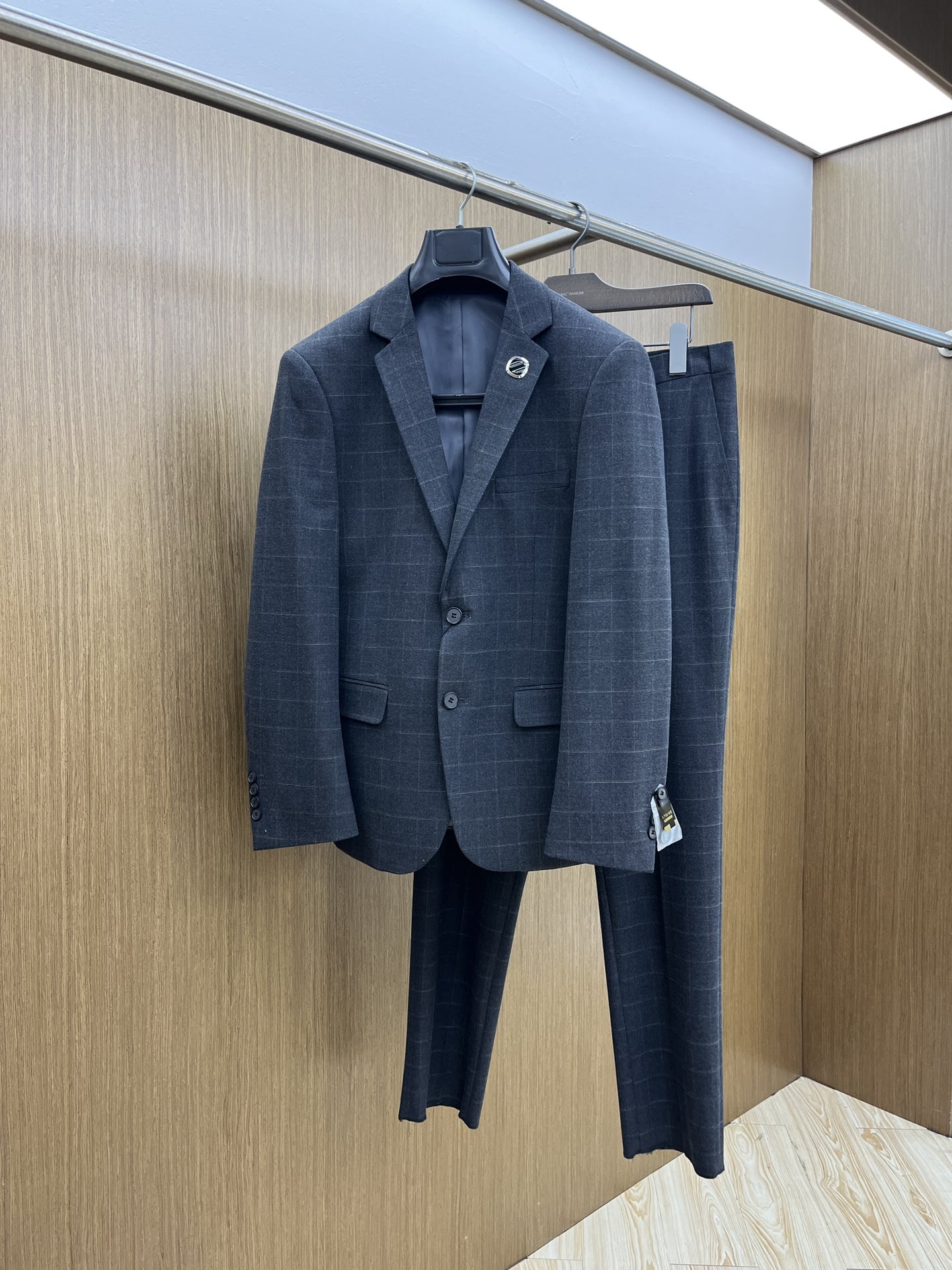 NO:522610,Autumn and Winter/Set ZZ Casual Business Suit Set Fashionable and Comfortable Products, allowing you to show your style confidently and appropriately in all occasions. Wool blended fabric, paired with modern element locks, presents the most cutting-edge style and fashionable dressing effect, demonstrating a strong aura and high luxury taste!  The classic rebuttal collar interprets casual and atmospheric style, the FDL custom hardware logo logo, and the high-end fashion details show the elegant character!  The number of codes 46-56 is equivalent to -195 (M-4XL) order to report height and weight, business suit, alexander wang19860909秋冬/套 ZZ 休闲商务西装套装时尚而舒适的产品,让您在各种场合中都能自信、得体地展现风采.羊毛混纺面料,搭配现代化元素锁扣,呈现最前沿的格调与时尚的穿着效果,彰显强大的气场与高奢品味！经典的翻驳领,诠释休闲大气范,fdl定制五金logo标志,高端时尚细节之处尽显典雅品格！码数46-56相当于-195码（M-4XL）下单报身高体重,,business suit,alexander wang,Men's clothing