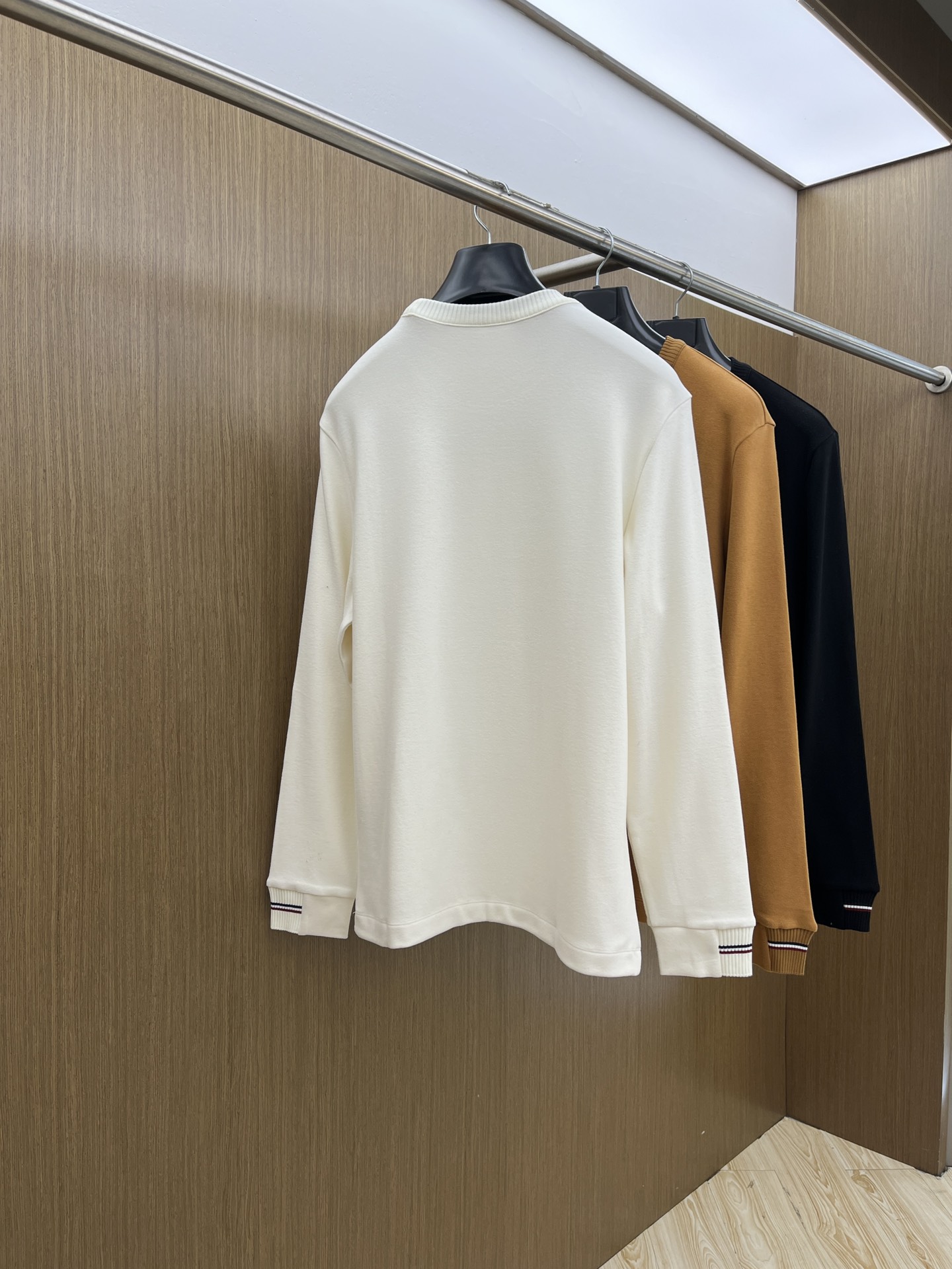 秋冬  Mon 🔥秋冬Moncler打底衫 选用德绒小条 面料细腻柔软上身舒适  fjj简约时尚 适配商