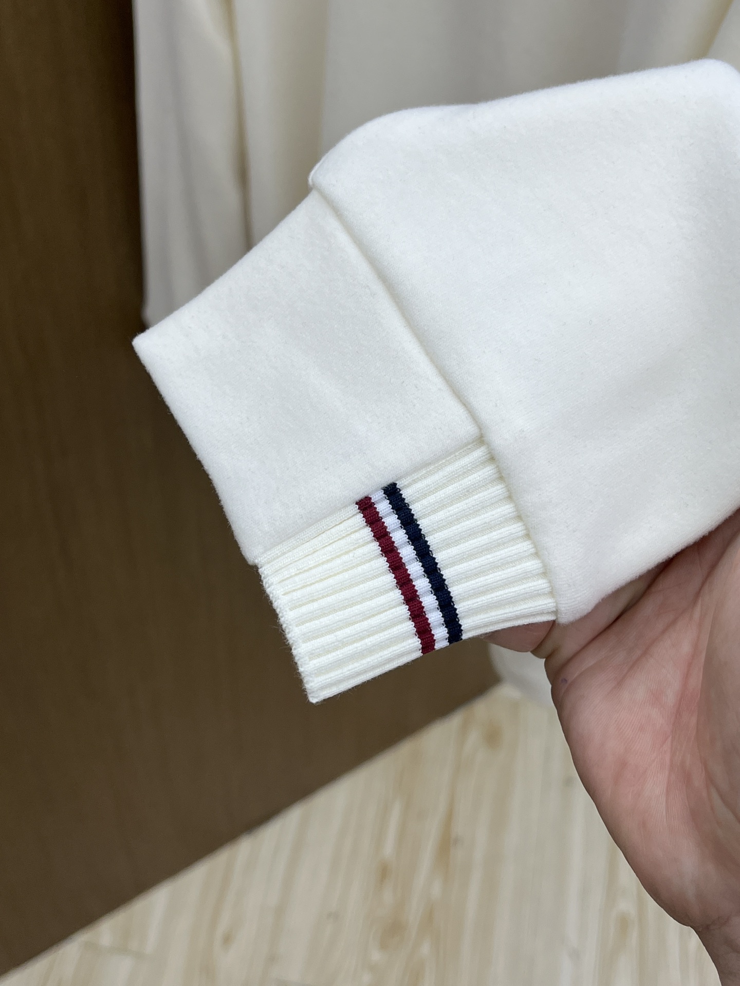 秋冬  Mon 🔥秋冬Moncler打底衫 选用德绒小条 面料细腻柔软上身舒适  fjj简约时尚 适配商