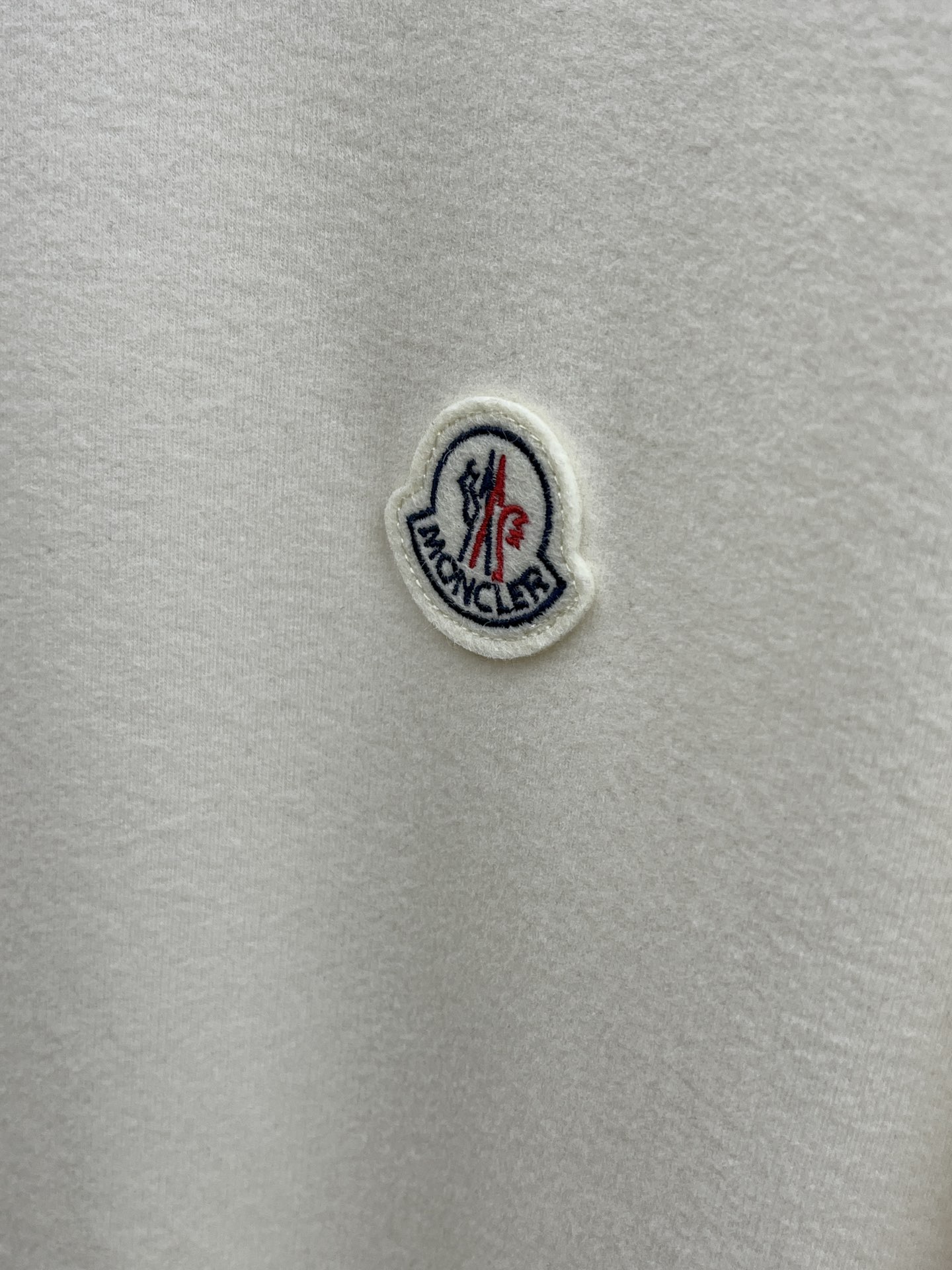 秋冬  Mon 🔥秋冬Moncler打底衫 选用德绒小条 面料细腻柔软上身舒适  fjj简约时尚 适配商