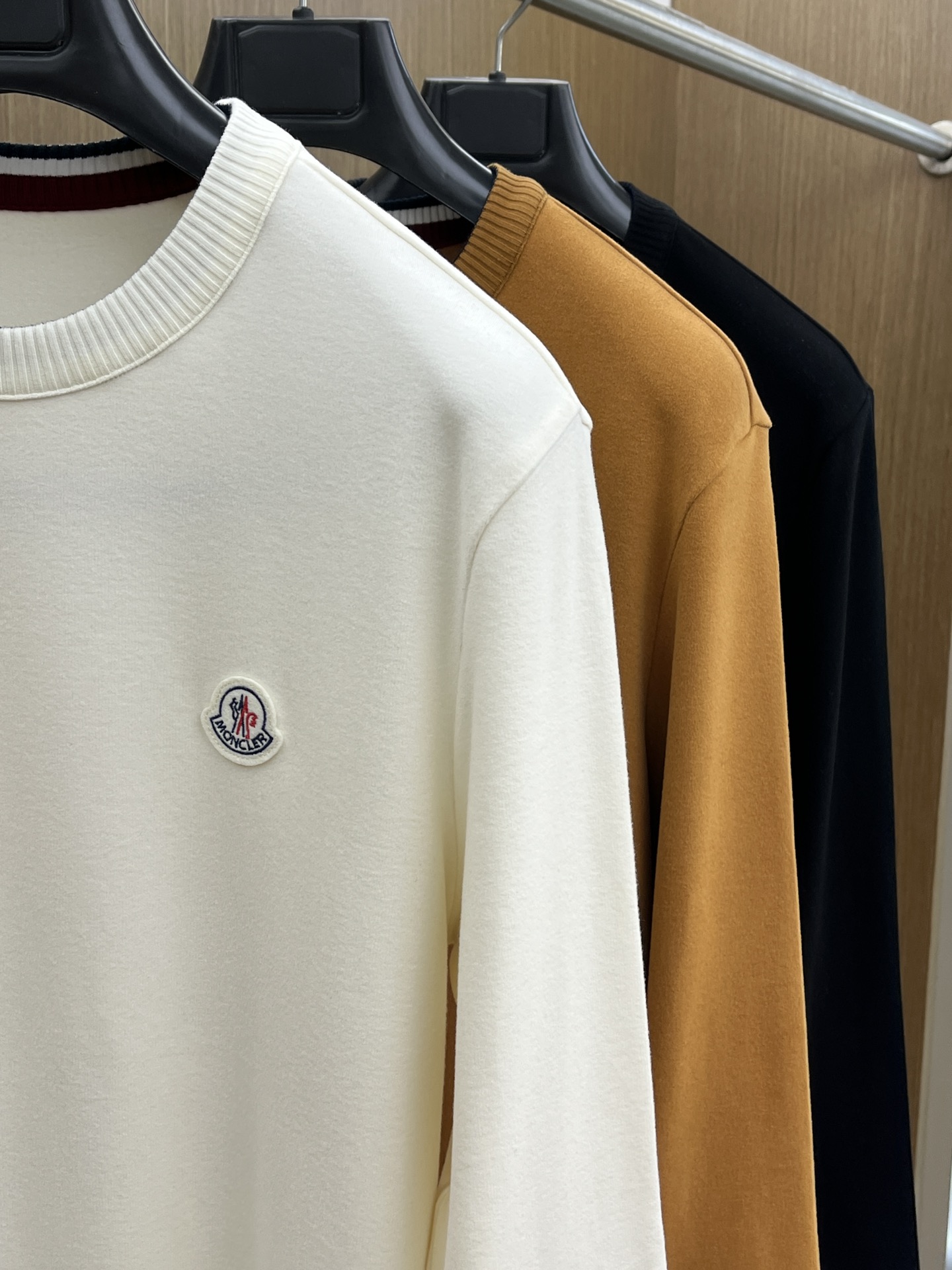 秋冬  Mon 🔥秋冬Moncler打底衫 选用德绒小条 面料细腻柔软上身舒适  fjj简约时尚 适配商