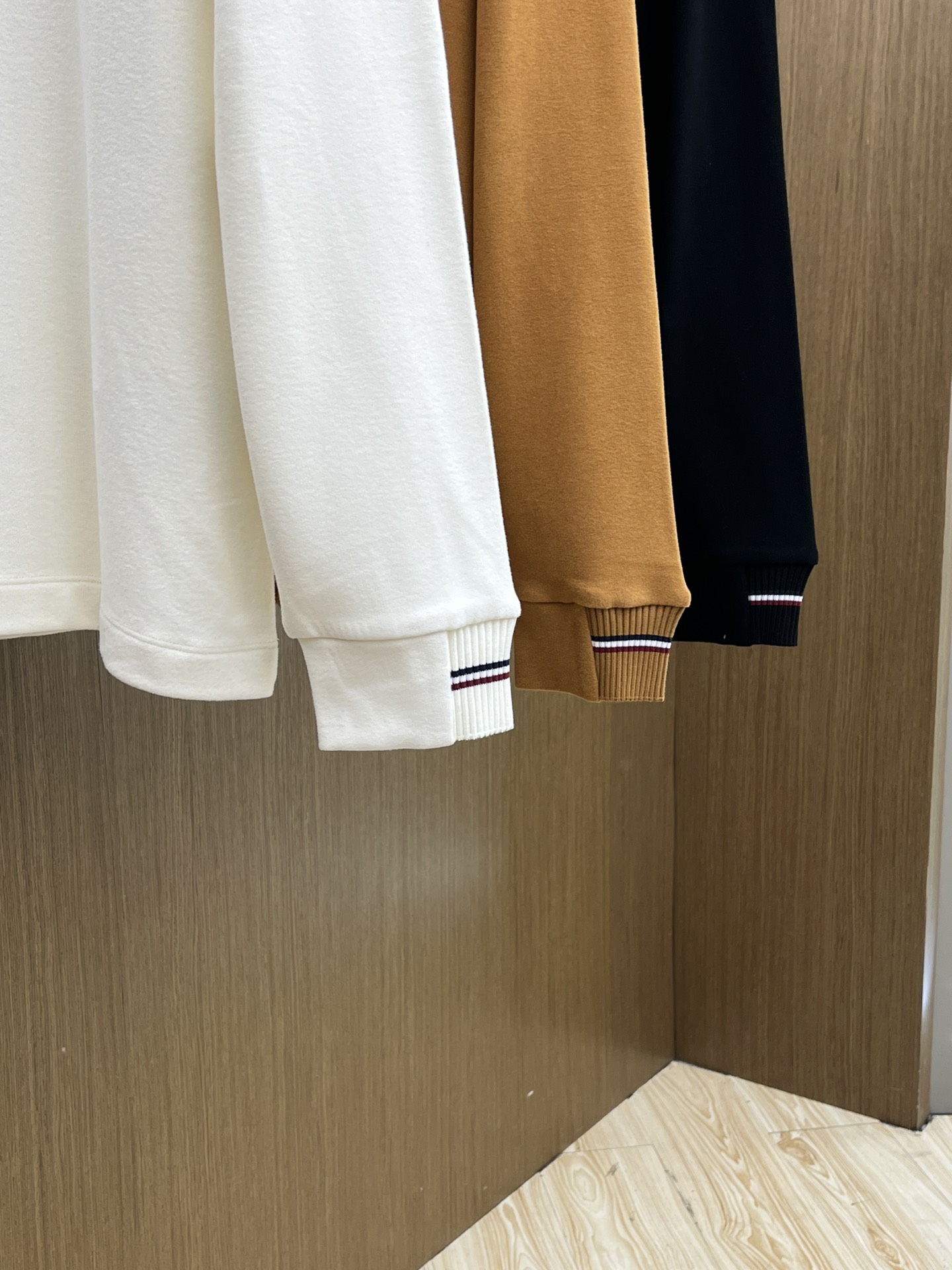 秋冬  Mon 🔥秋冬Moncler打底衫 选用德绒小条 面料细腻柔软上身舒适  fjj简约时尚 适配商