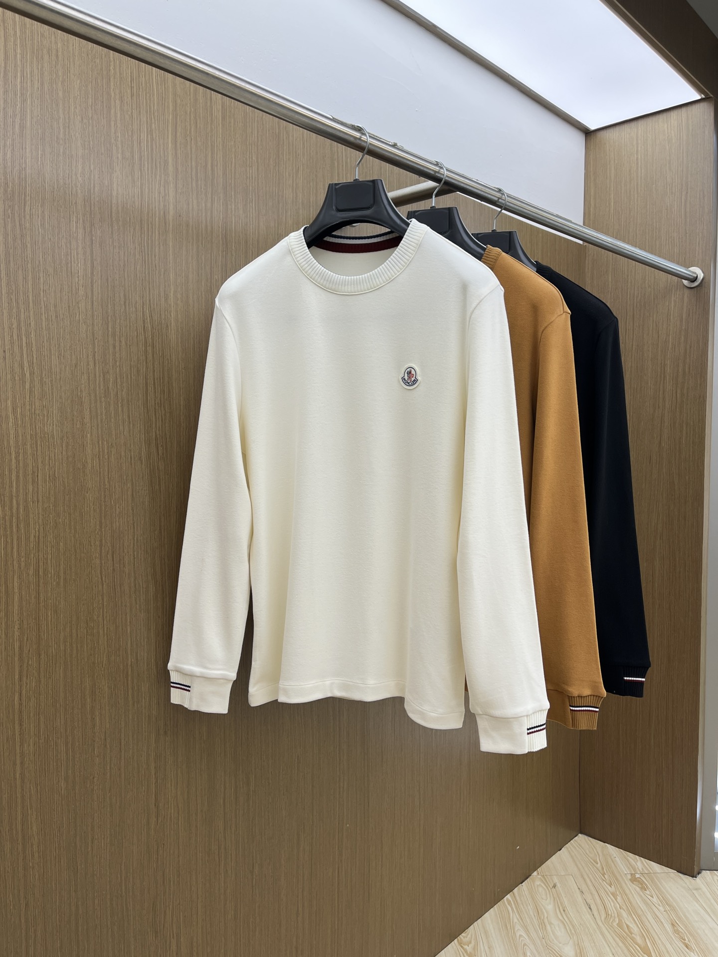 秋冬  Mon 🔥秋冬Moncler打底衫 选用德绒小条 面料细腻柔软上身舒适  fjj简约时尚 适配商