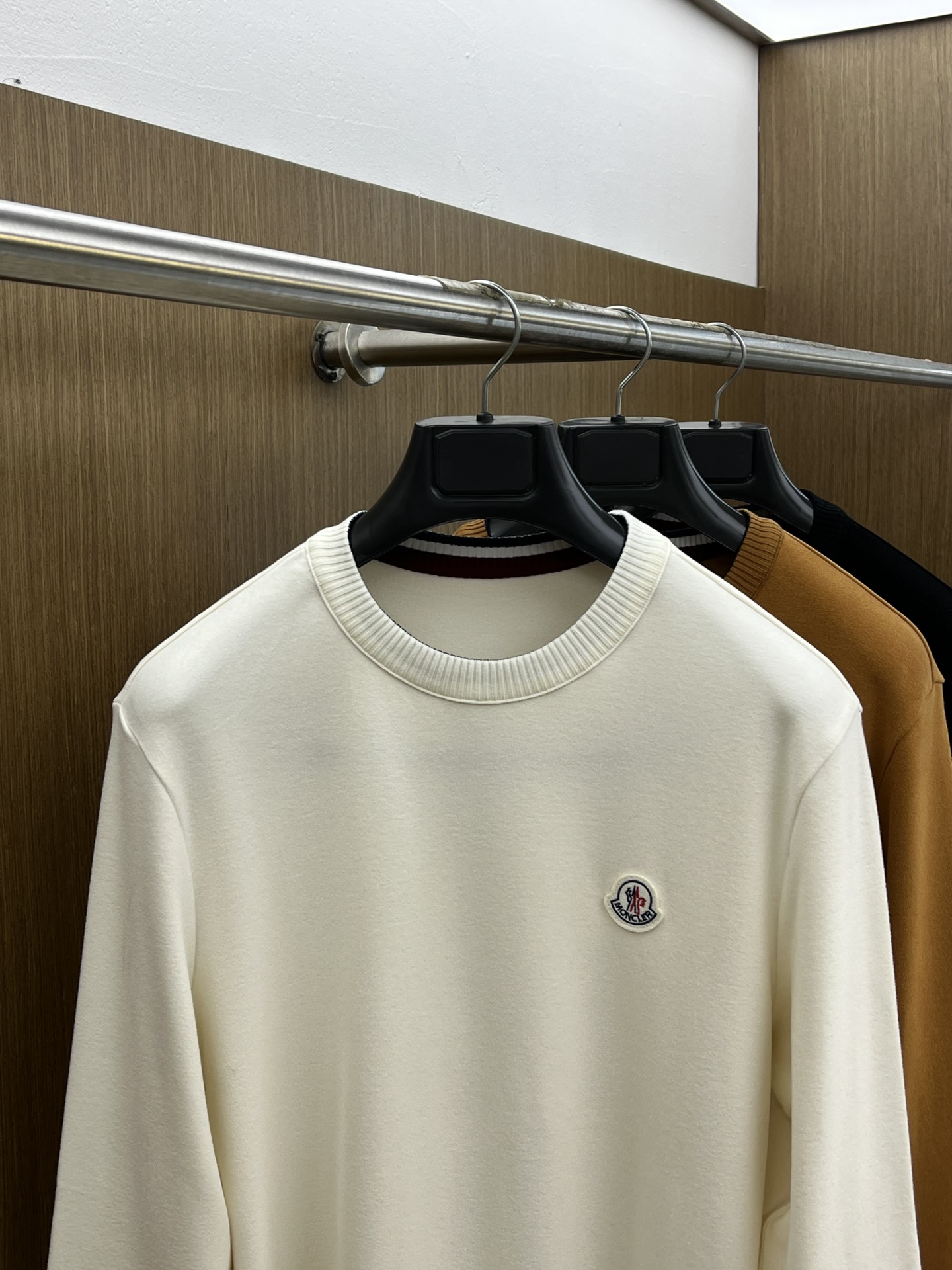 秋冬  Mon 🔥秋冬Moncler打底衫 选用德绒小条 面料细腻柔软上身舒适  fjj简约时尚 适配商