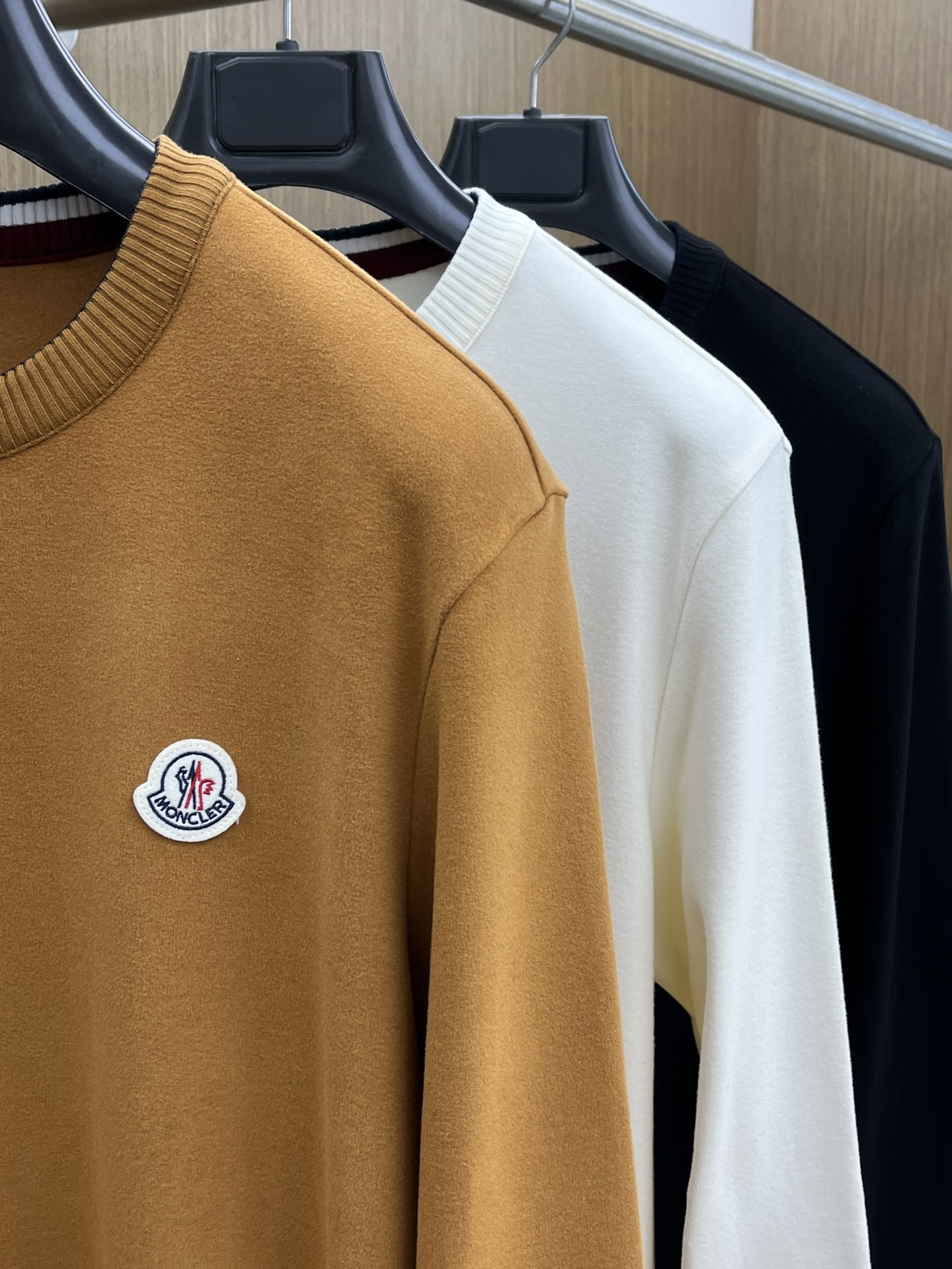 秋冬  Mon 🔥秋冬Moncler打底衫 选用德绒小条 面料细腻柔软上身舒适  fjj简约时尚 适配商