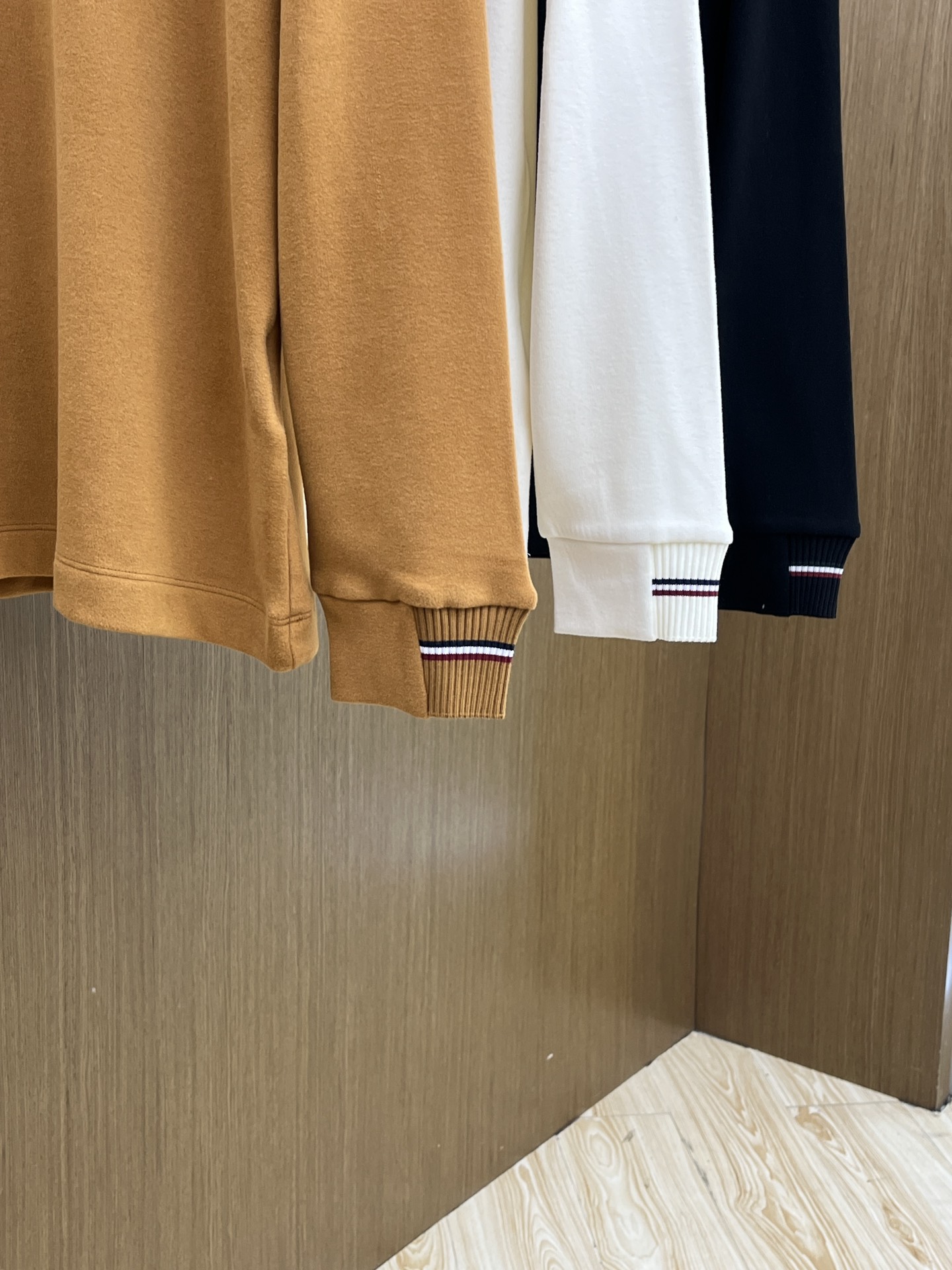 秋冬  Mon 🔥秋冬Moncler打底衫 选用德绒小条 面料细腻柔软上身舒适  fjj简约时尚 适配商