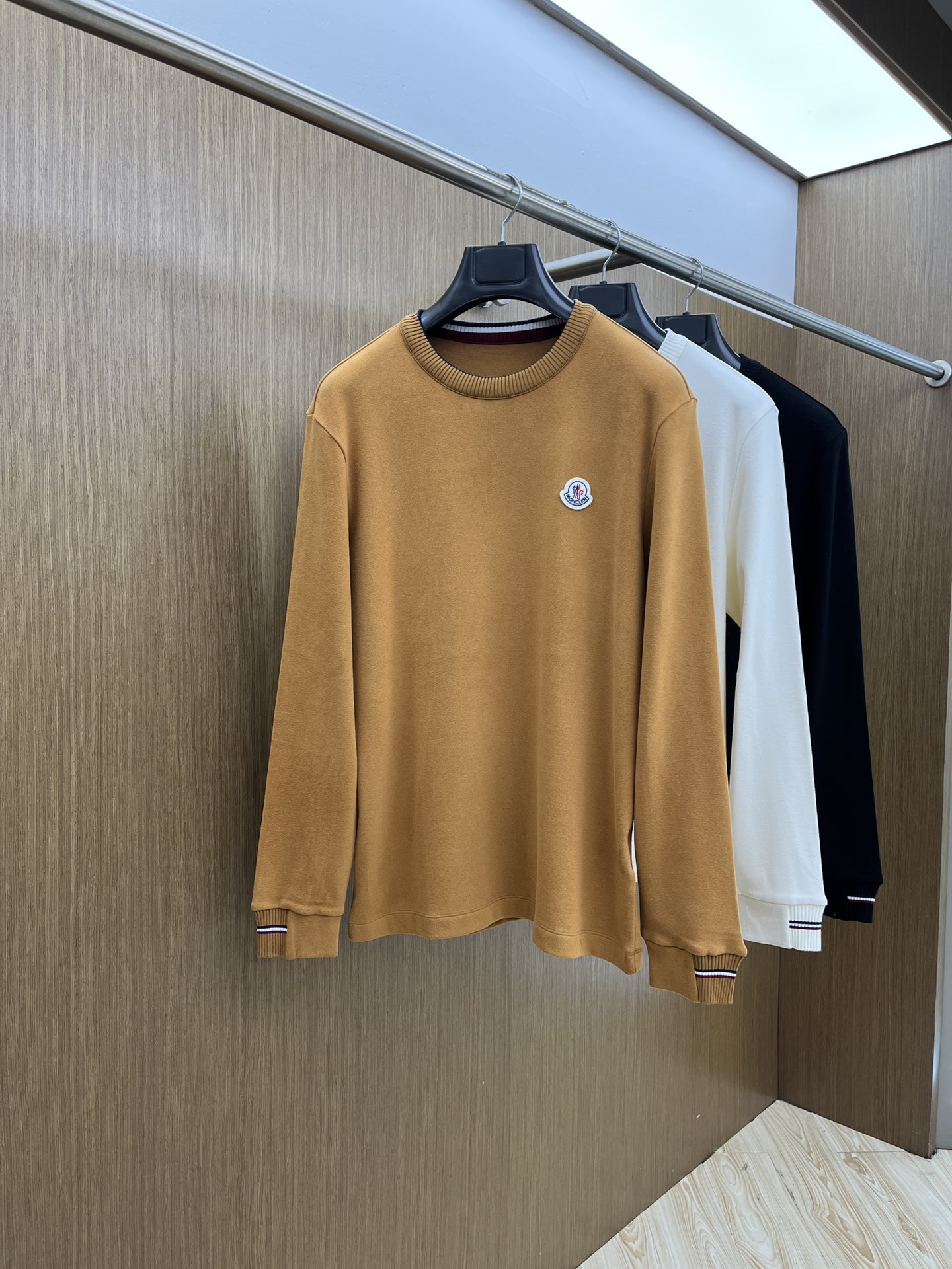 秋冬  Mon 🔥秋冬Moncler打底衫 选用德绒小条 面料细腻柔软上身舒适  fjj简约时尚 适配商