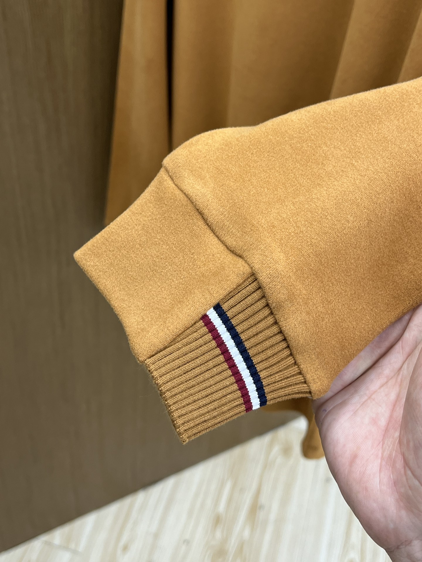 秋冬  Mon 🔥秋冬Moncler打底衫 选用德绒小条 面料细腻柔软上身舒适  fjj简约时尚 适配商