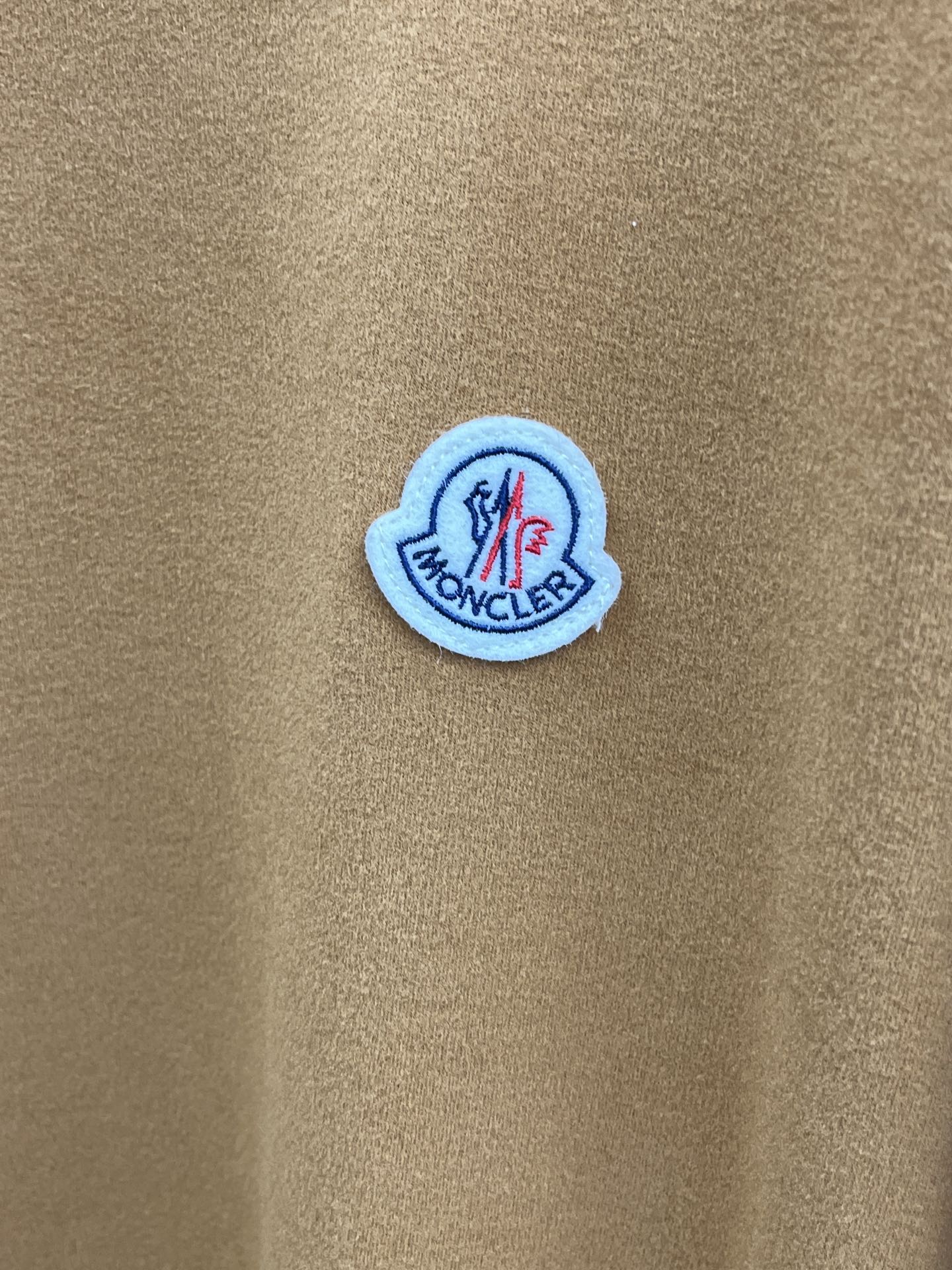 秋冬  Mon 🔥秋冬Moncler打底衫 选用德绒小条 面料细腻柔软上身舒适  fjj简约时尚 适配商