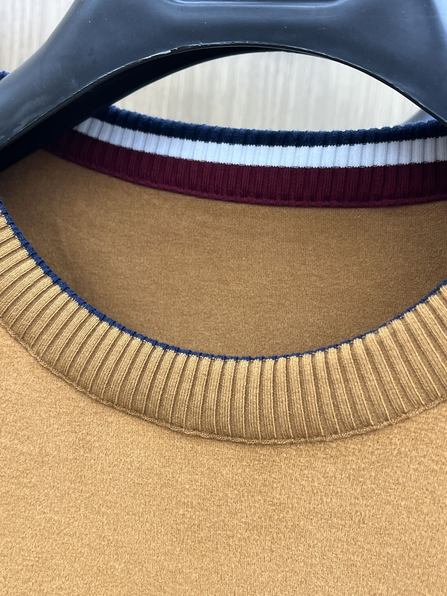 秋冬  Mon 🔥秋冬Moncler打底衫 选用德绒小条 面料细腻柔软上身舒适  fjj简约时尚 适配商