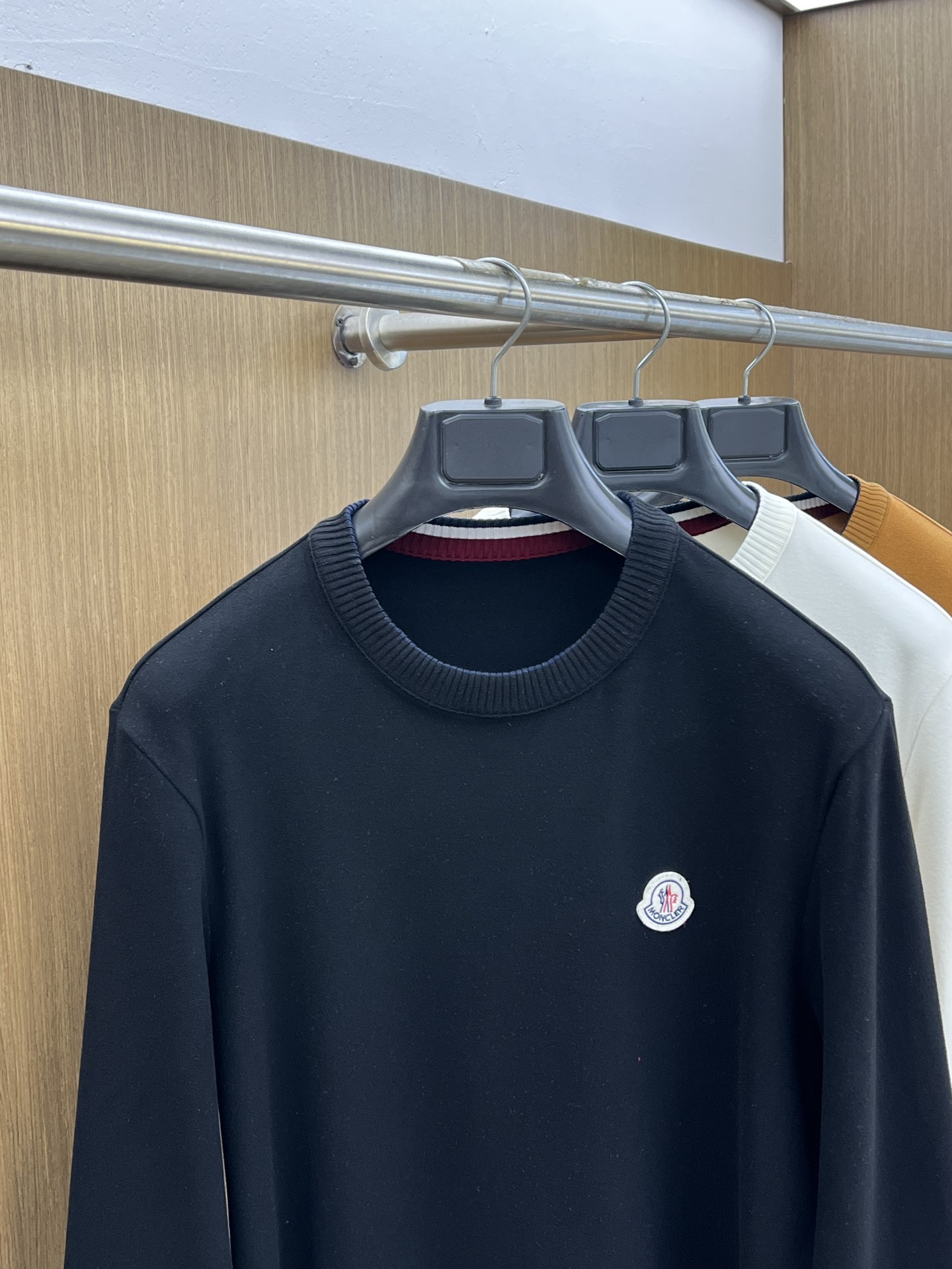 秋冬  Mon 🔥秋冬Moncler打底衫 选用德绒小条 面料细腻柔软上身舒适  fjj简约时尚 适配商