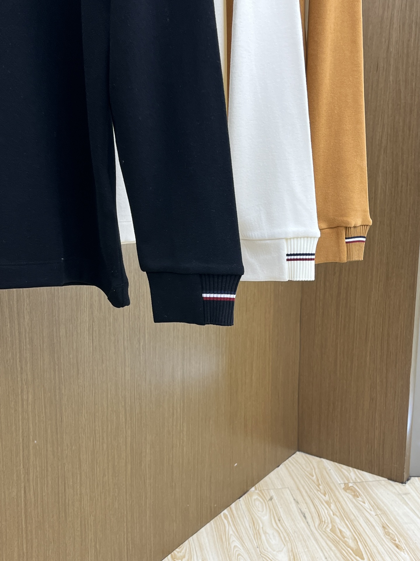 秋冬  Mon 🔥秋冬Moncler打底衫 选用德绒小条 面料细腻柔软上身舒适  fjj简约时尚 适配商