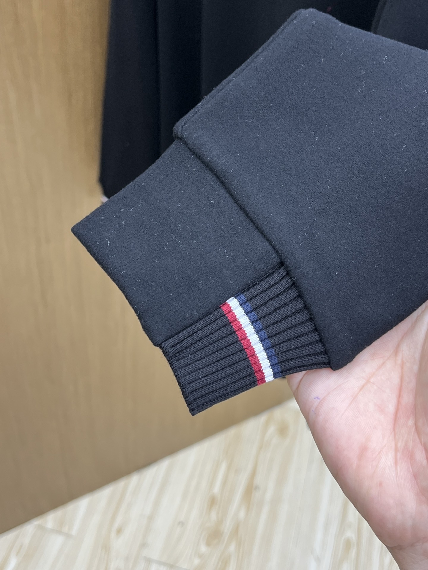 秋冬  Mon 🔥秋冬Moncler打底衫 选用德绒小条 面料细腻柔软上身舒适  fjj简约时尚 适配商