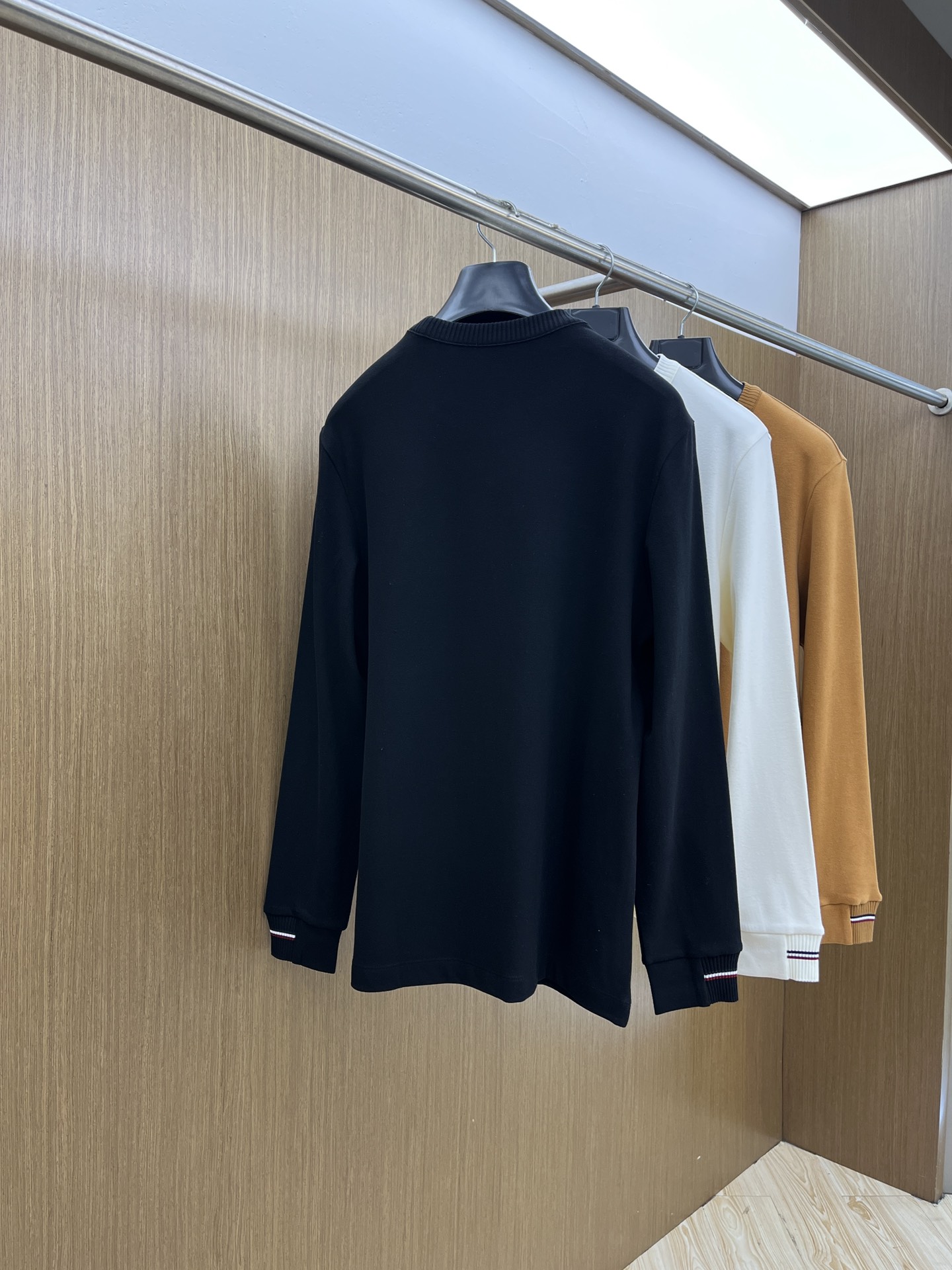 秋冬  Mon 🔥秋冬Moncler打底衫 选用德绒小条 面料细腻柔软上身舒适  fjj简约时尚 适配商