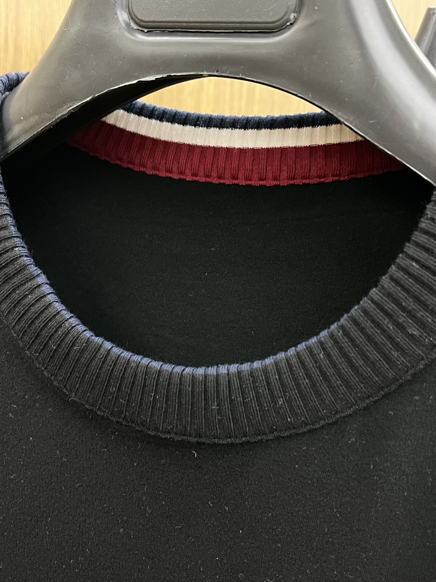 秋冬  Mon 🔥秋冬Moncler打底衫 选用德绒小条 面料细腻柔软上身舒适  fjj简约时尚 适配商